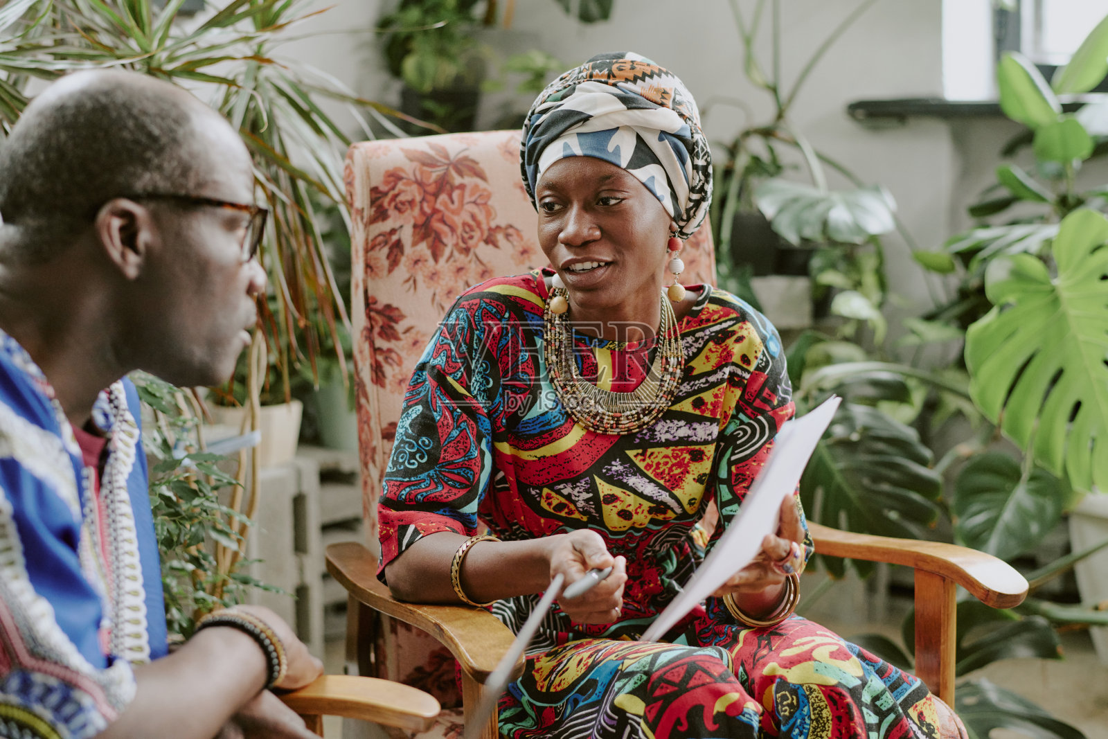 与老板交谈的女人照片摄影图片