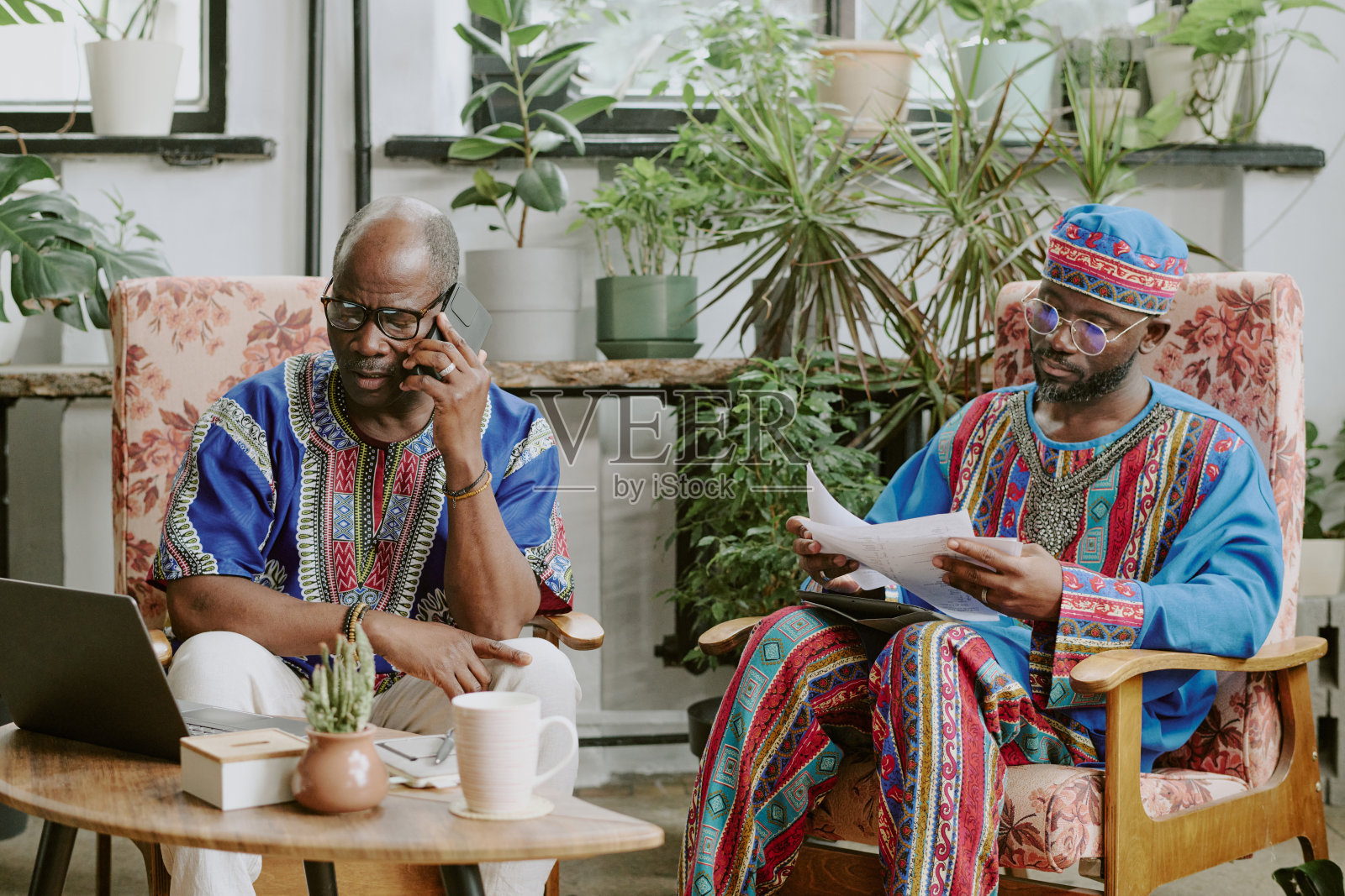 办公室休息的工人照片摄影图片