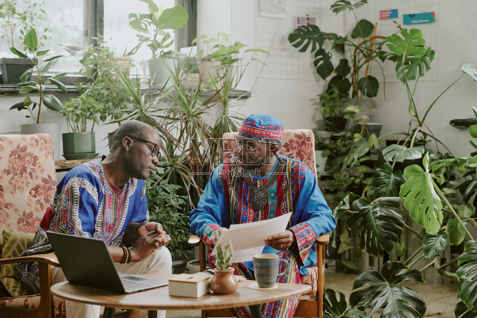 同事们在休息期间计划新项目照片摄影图片