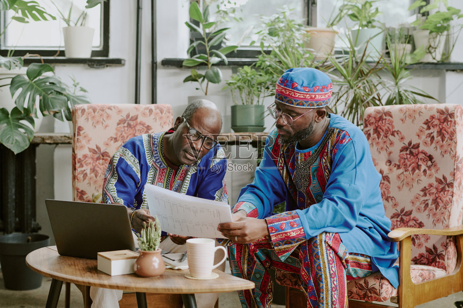 同事一起阅读报告照片摄影图片