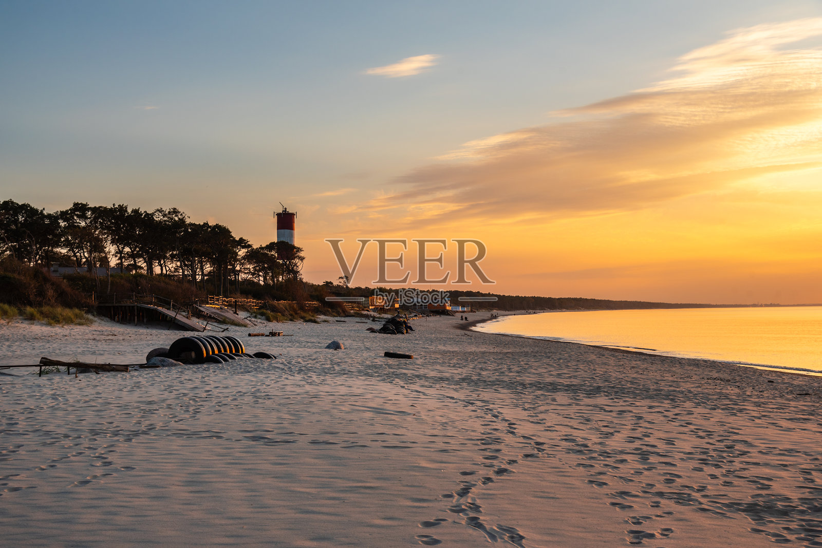 库尔斯克沙嘴的波罗的海沙滩在日落时分。村庄莱斯诺伊。加里宁格勒地区。俄罗斯照片摄影图片