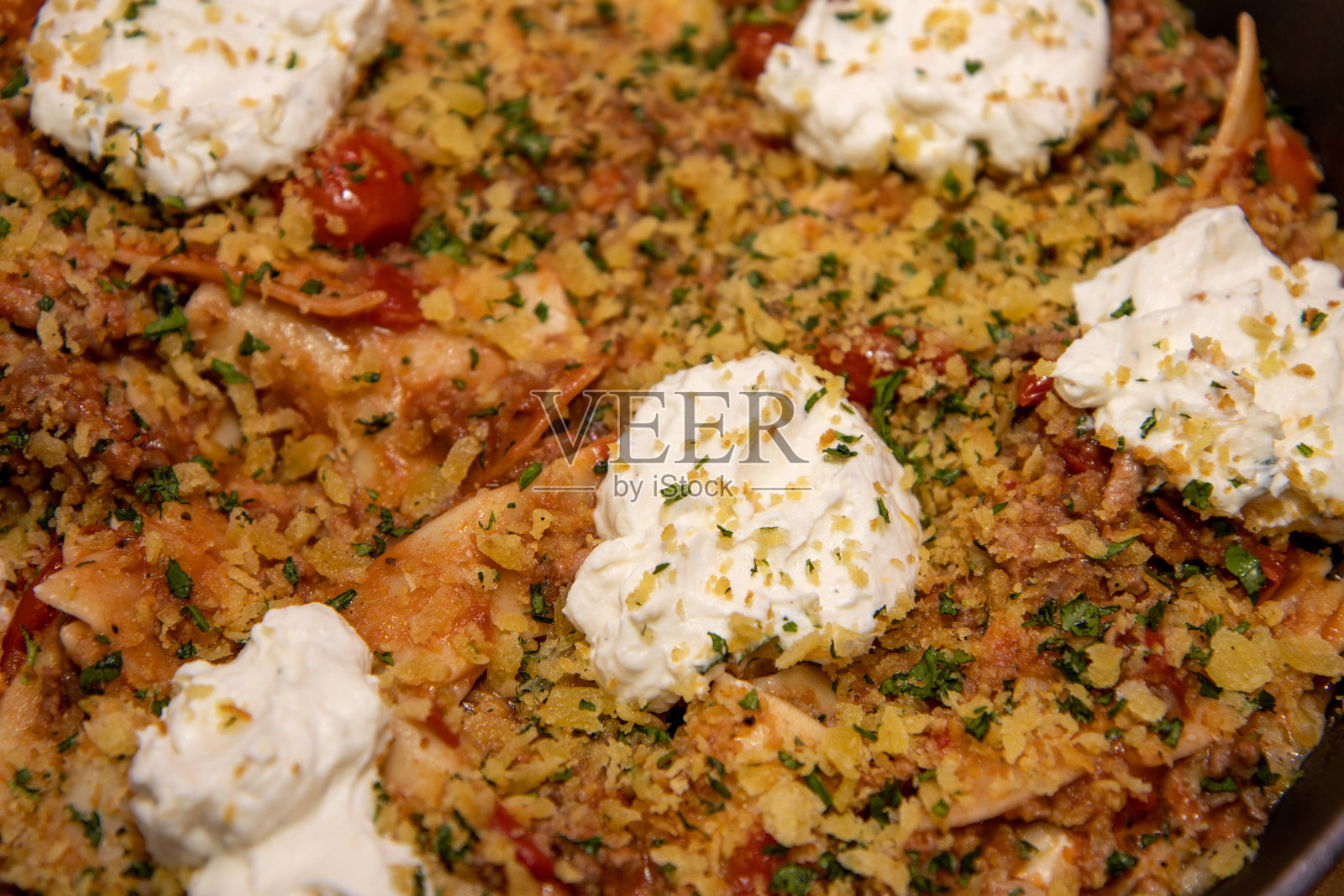 一道美味的菜肴，名为煎锅千层面，是经典意大利传统千层面的创新版。照片摄影图片