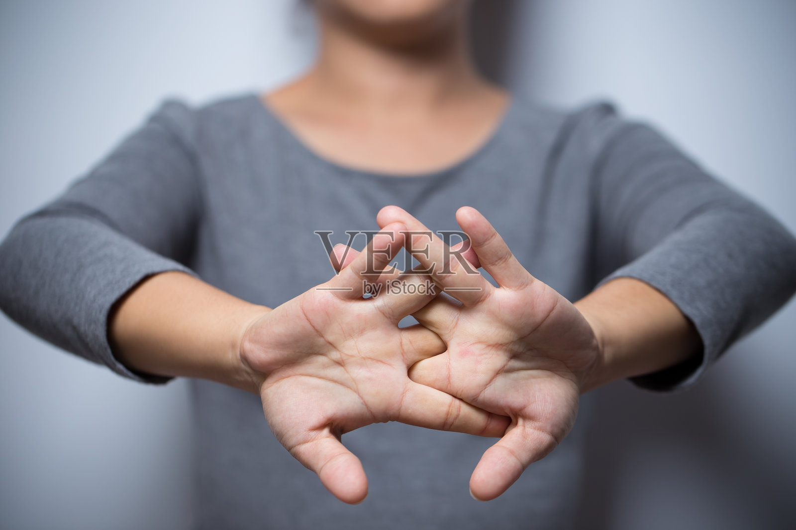 年轻女性在家中站立的中段身影照片摄影图片