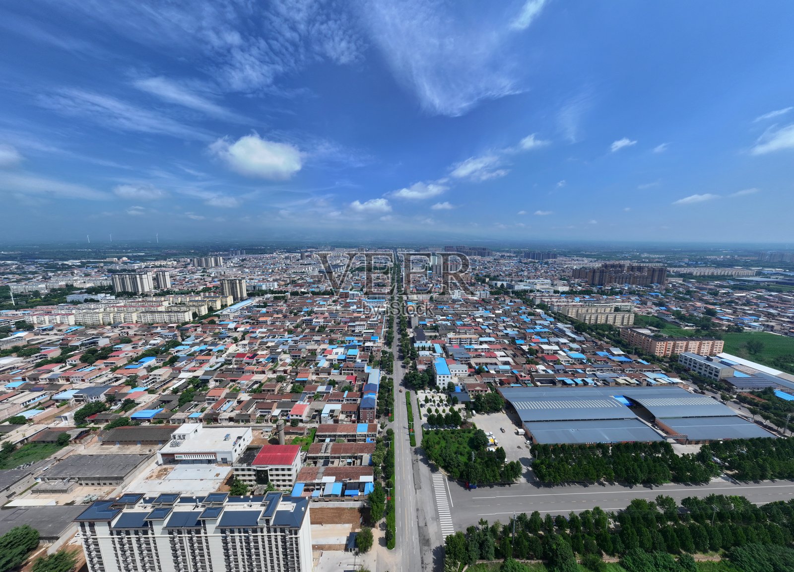 航拍蓝天白云下山西芮城城市风光照片摄影图片