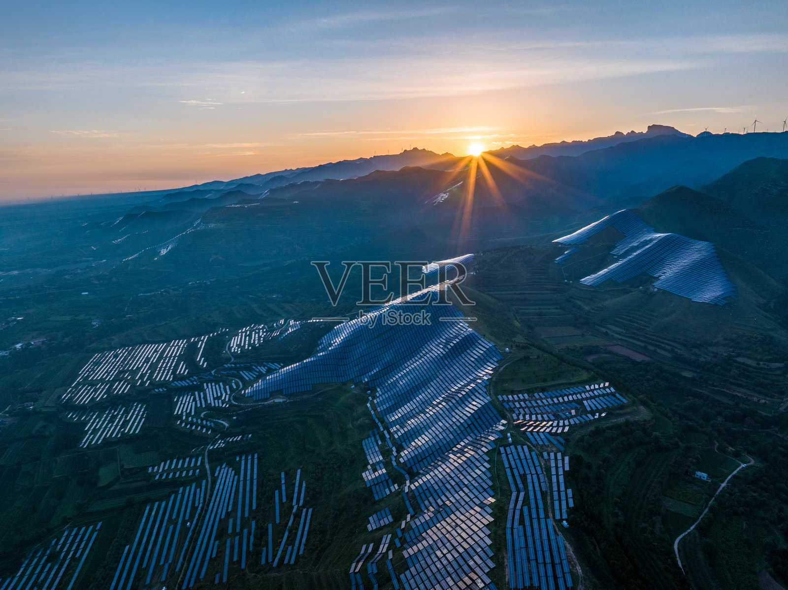 航拍山上光伏太阳能电池板照片摄影图片