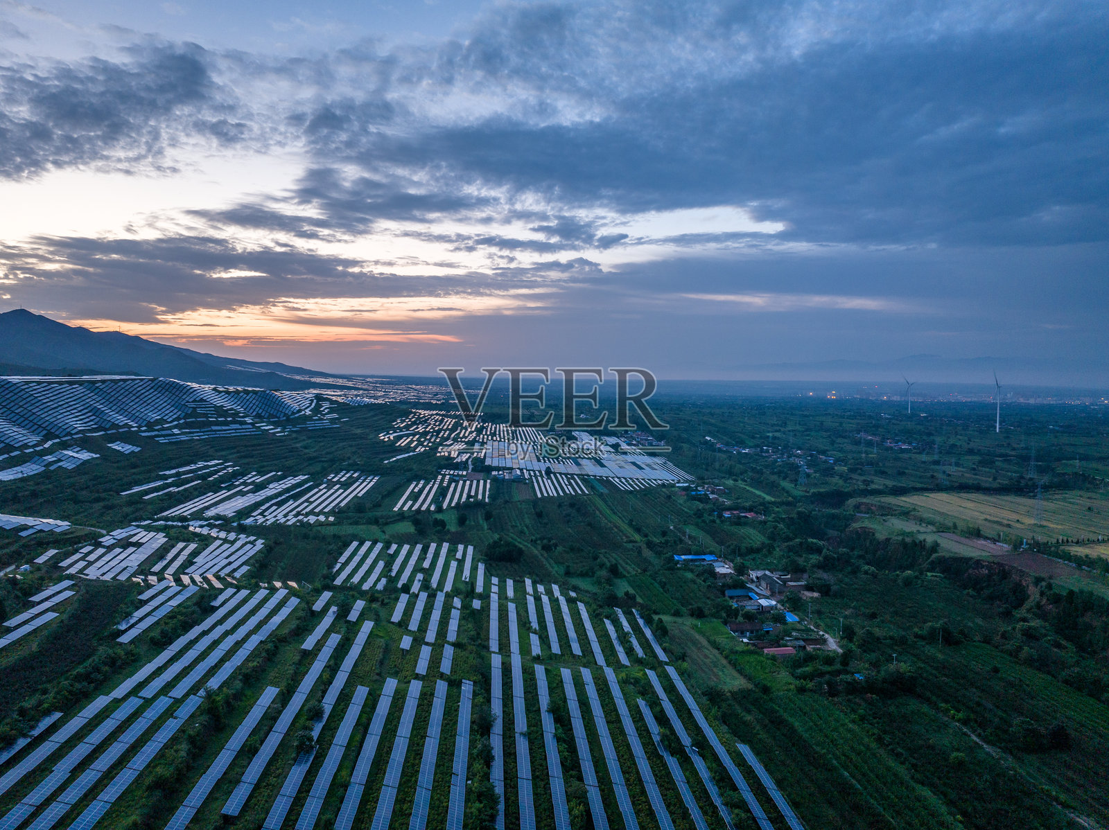 山上光伏太阳能电池板照片摄影图片