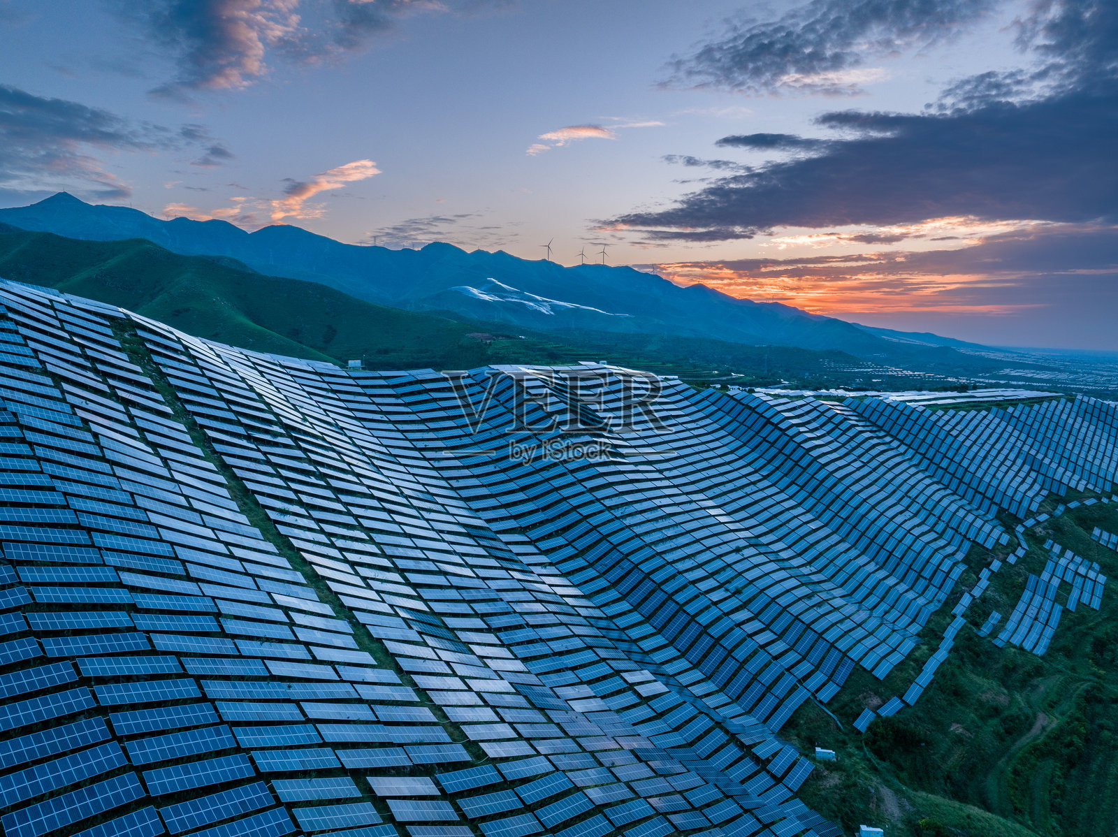 山上光伏太阳能电池板照片摄影图片