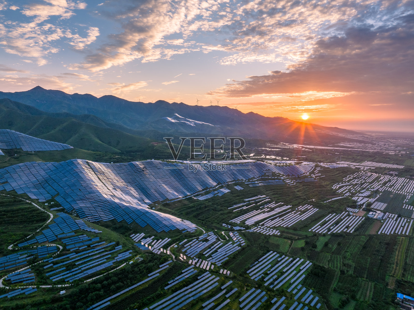 山上光伏太阳能电池板照片摄影图片