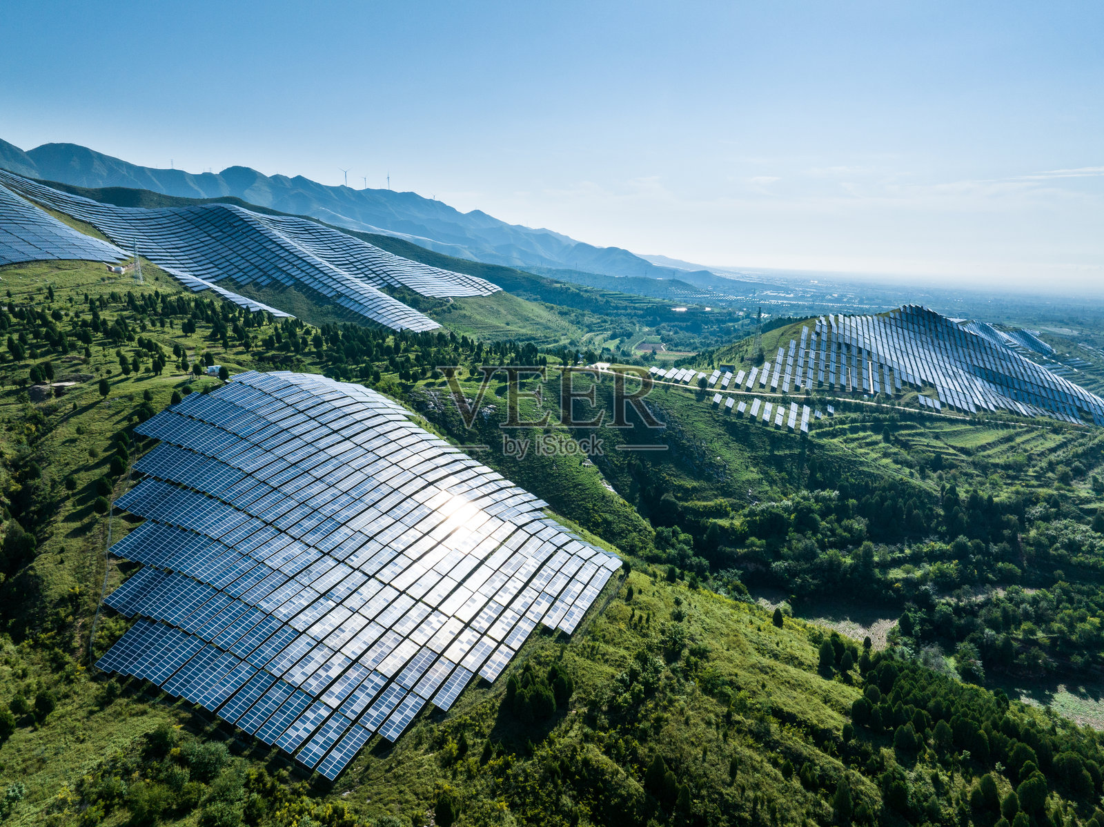 山上光伏太阳能电池板照片摄影图片