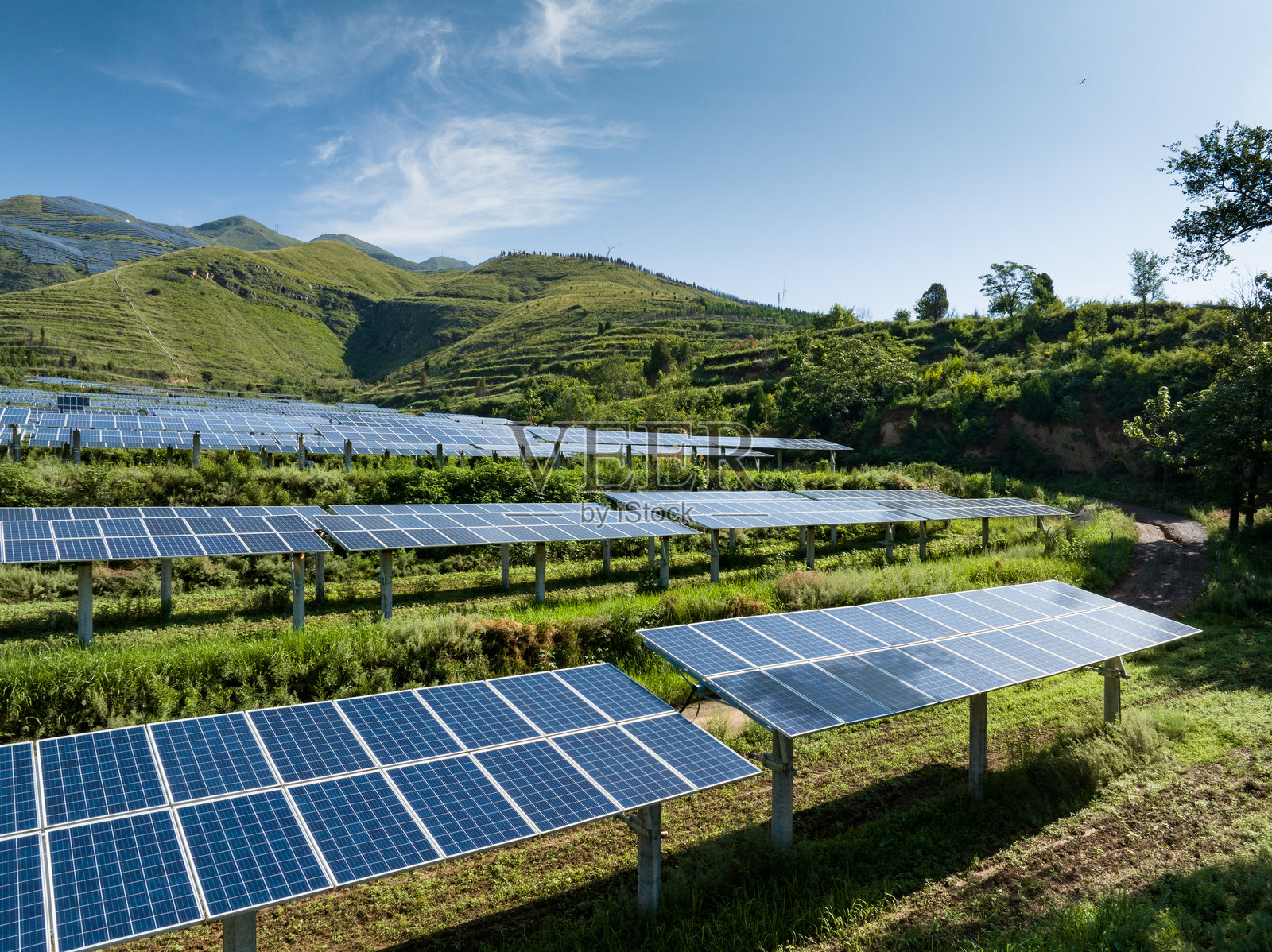 山上光伏太阳能电池板照片摄影图片