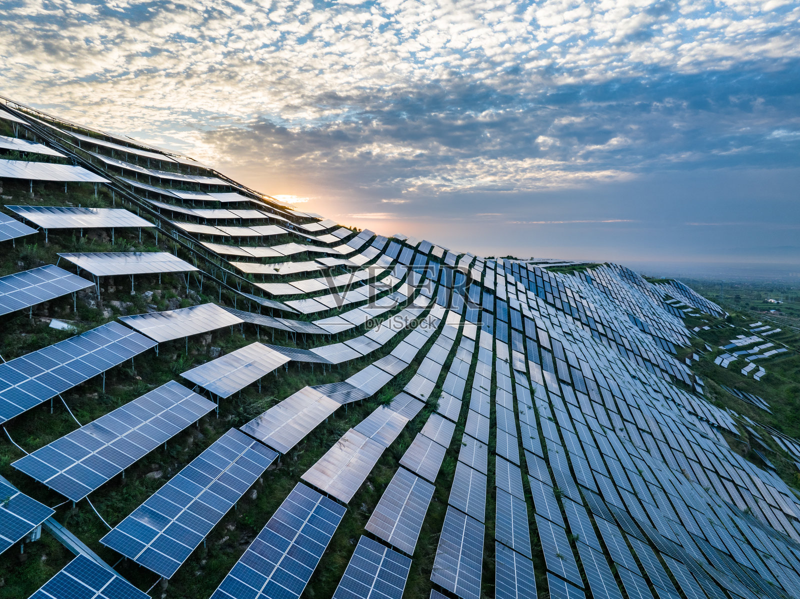 山上光伏太阳能电池板照片摄影图片