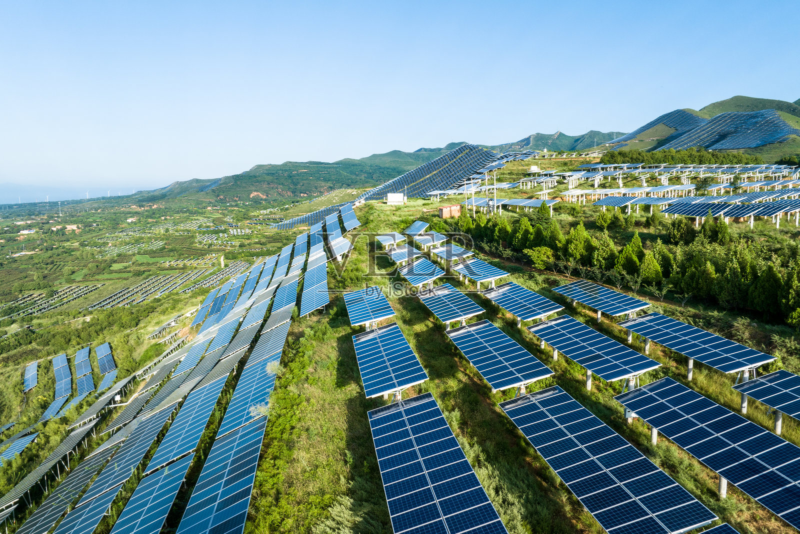 山上光伏太阳能电池板照片摄影图片