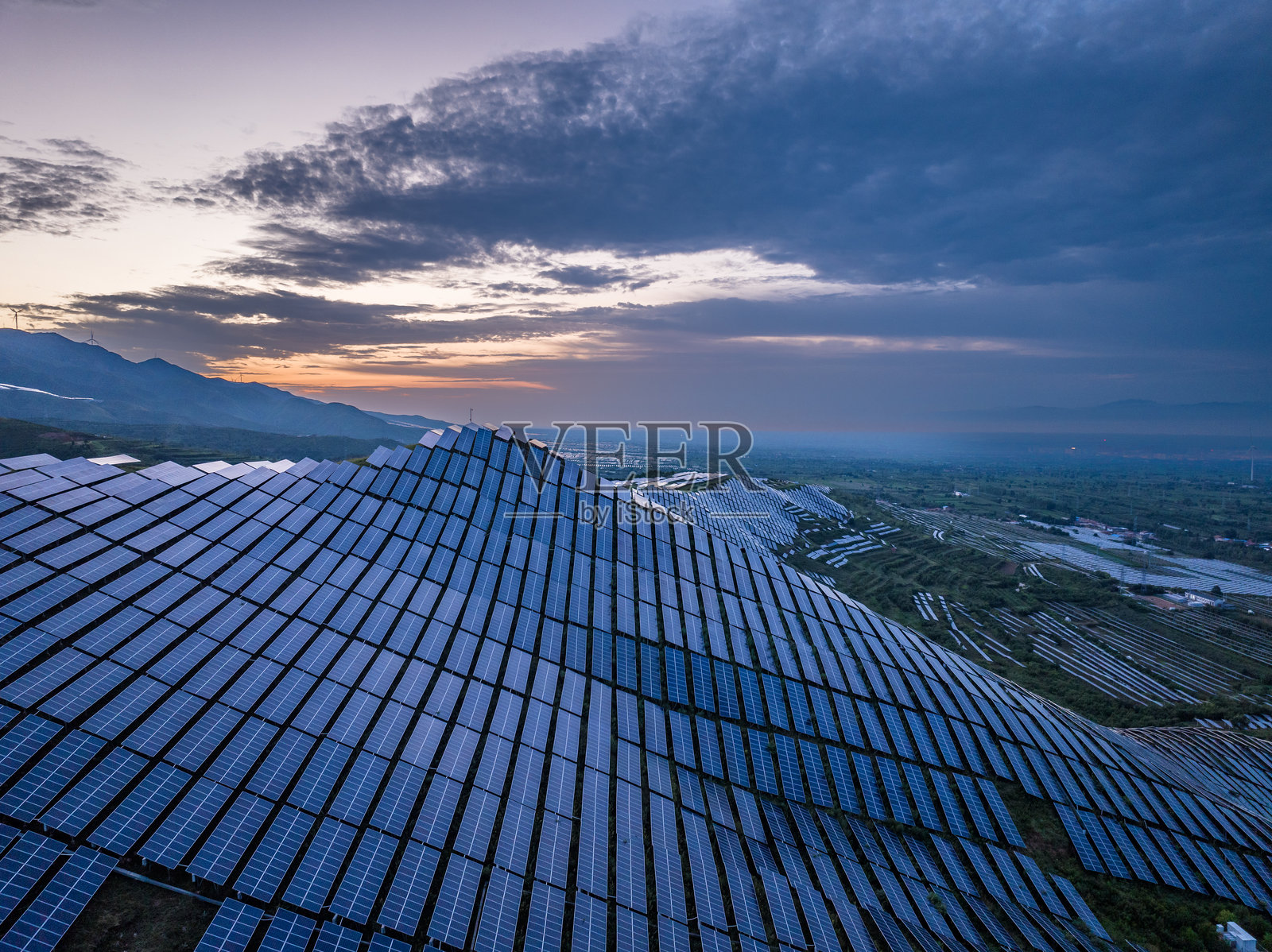 山上光伏太阳能电池板照片摄影图片