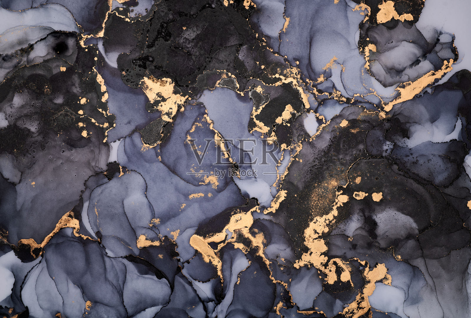 半透明色调与金属金色脉络交织，形成有机奢华的景观。这种流动艺术，抽象液体墨水技法，光影在自由流动的纹理上舞动。插画图片素材