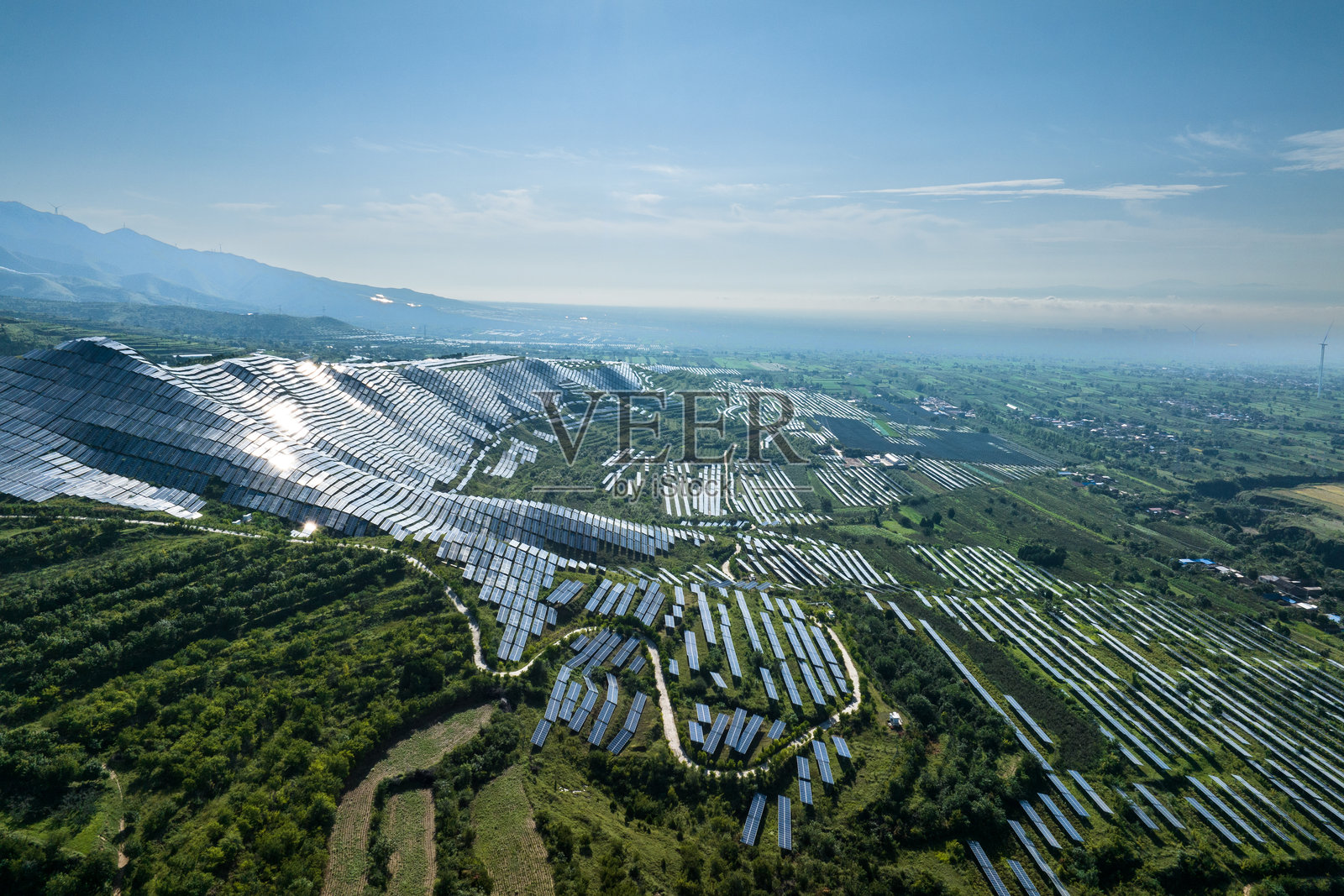 山上光伏太阳能电池板照片摄影图片