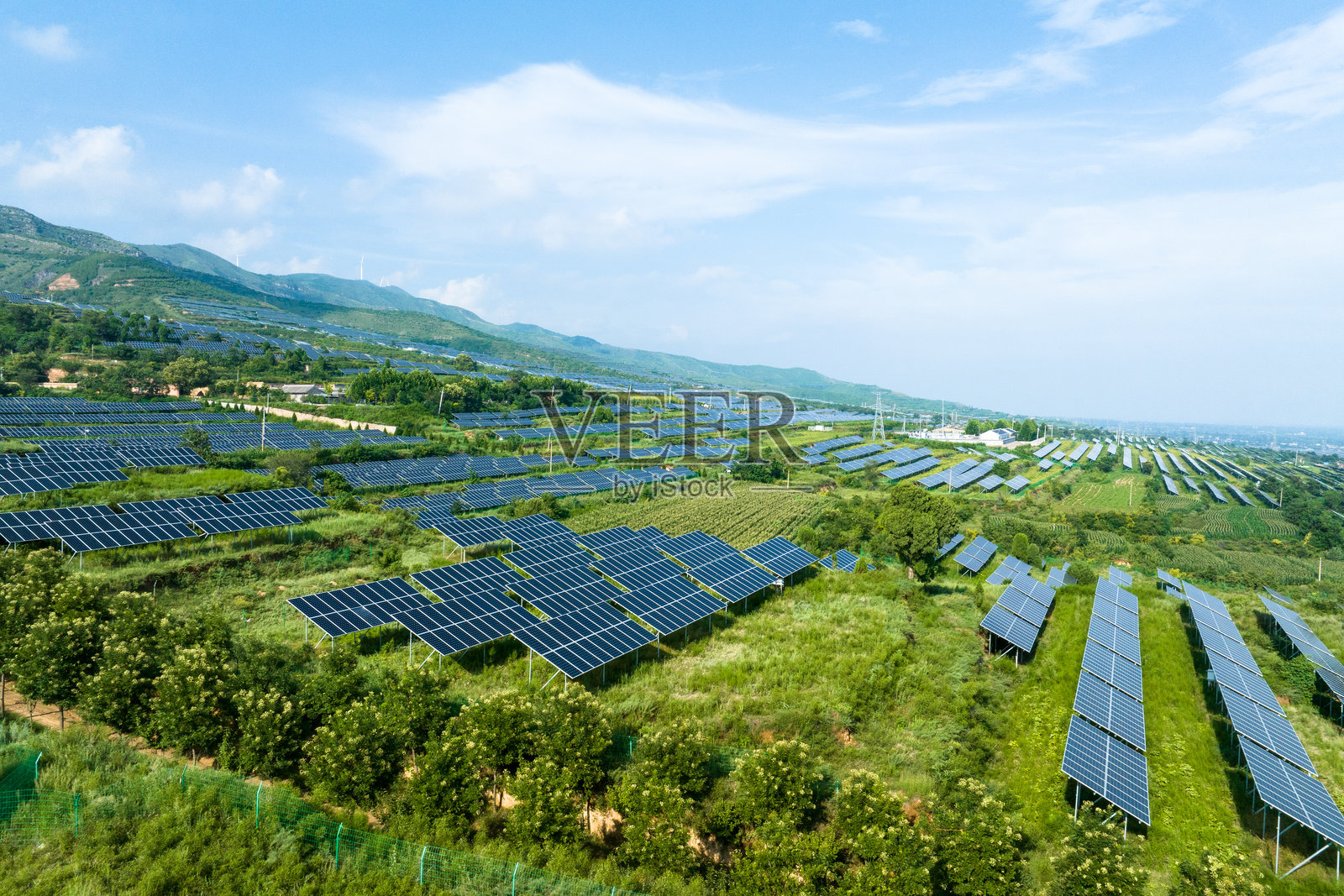 山上光伏太阳能电池板照片摄影图片