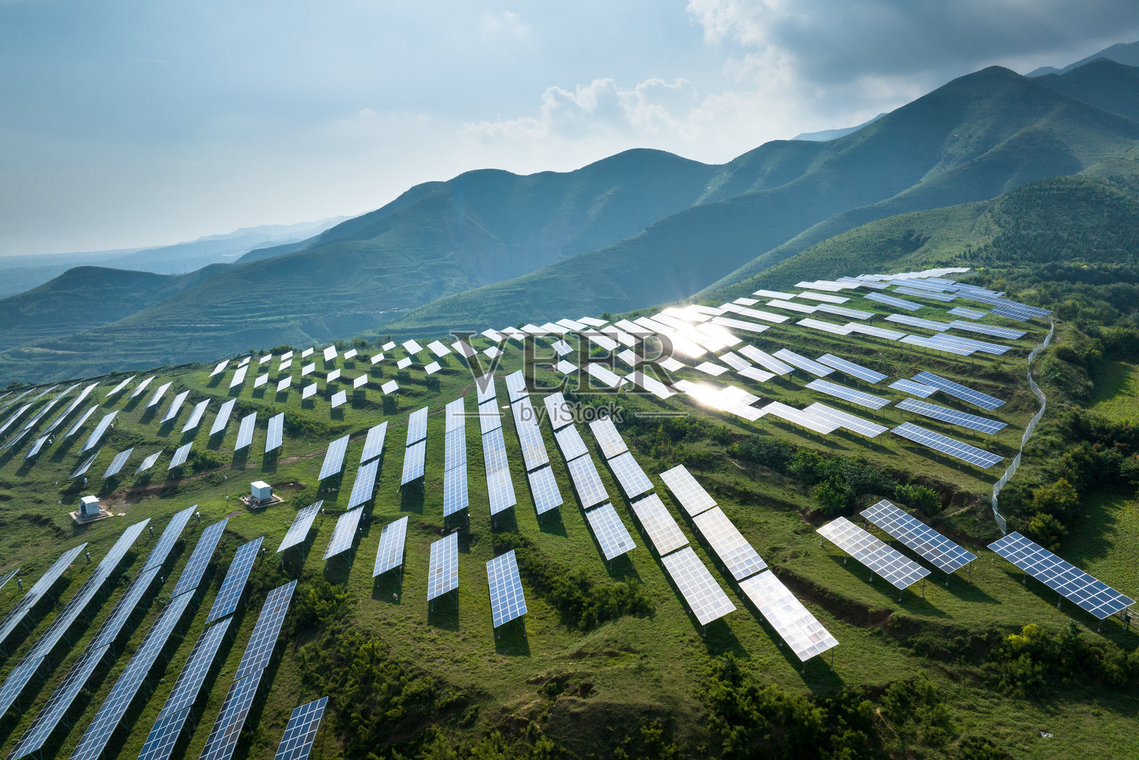 山上光伏太阳能电池板照片摄影图片