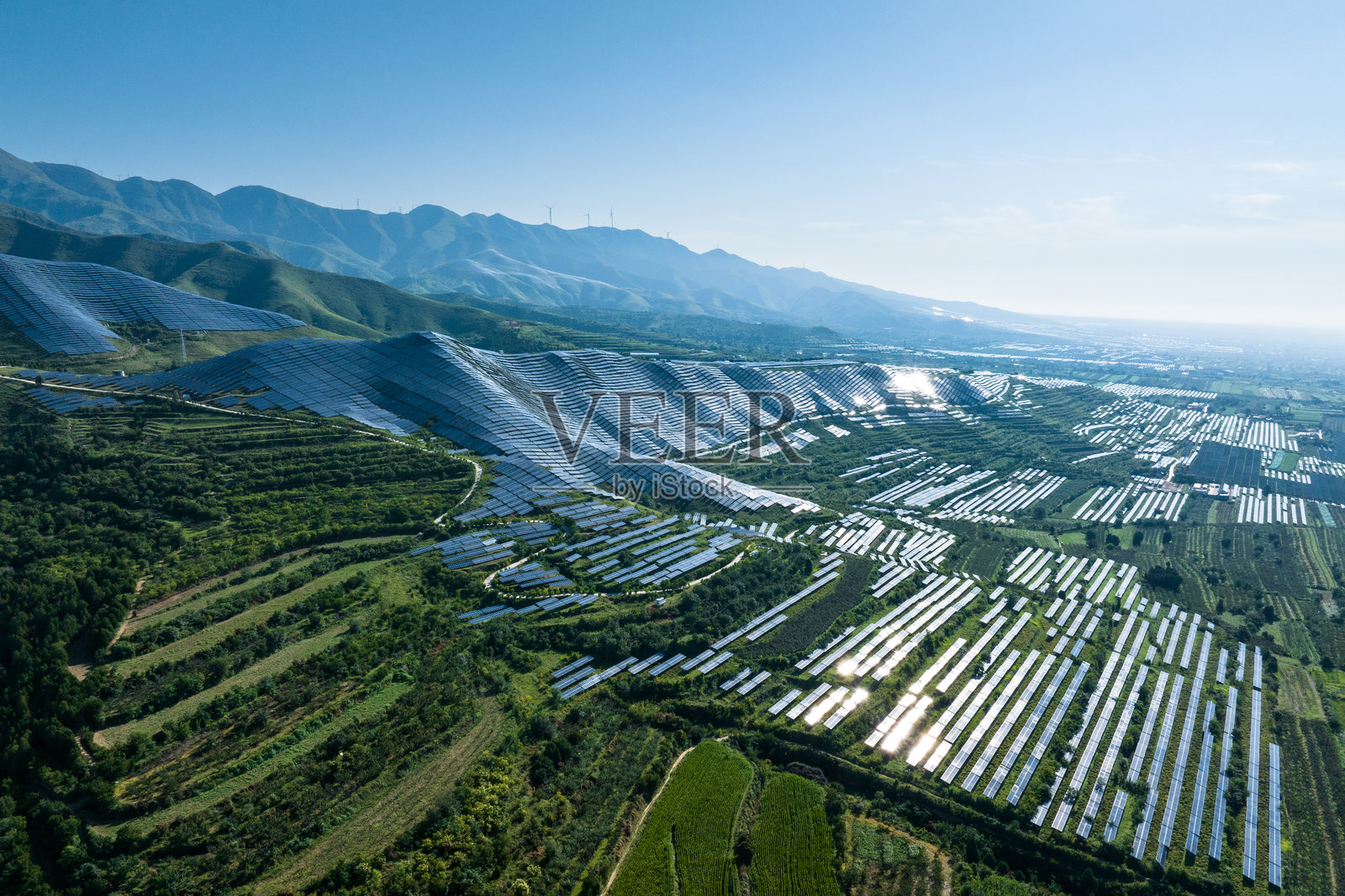 山上光伏太阳能电池板照片摄影图片