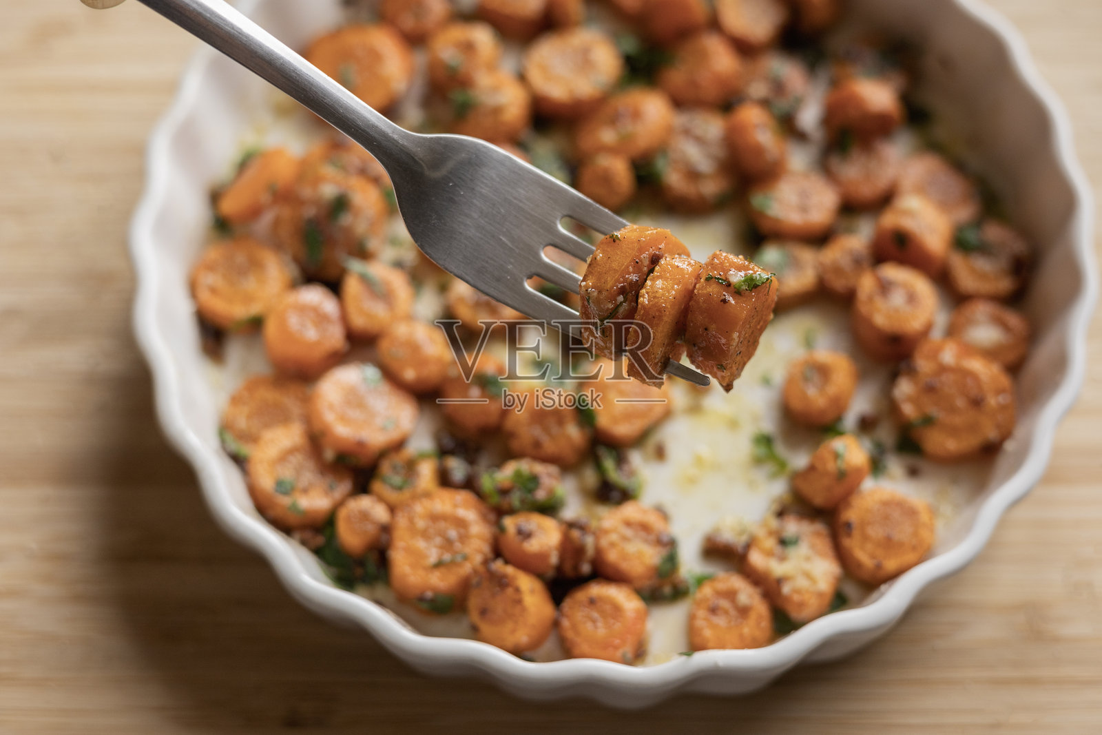 美味的蒜蓉黄油帕尔马干酪胡萝卜，白色托盘中准备好享用 - 完美的节日配菜特写照片摄影图片