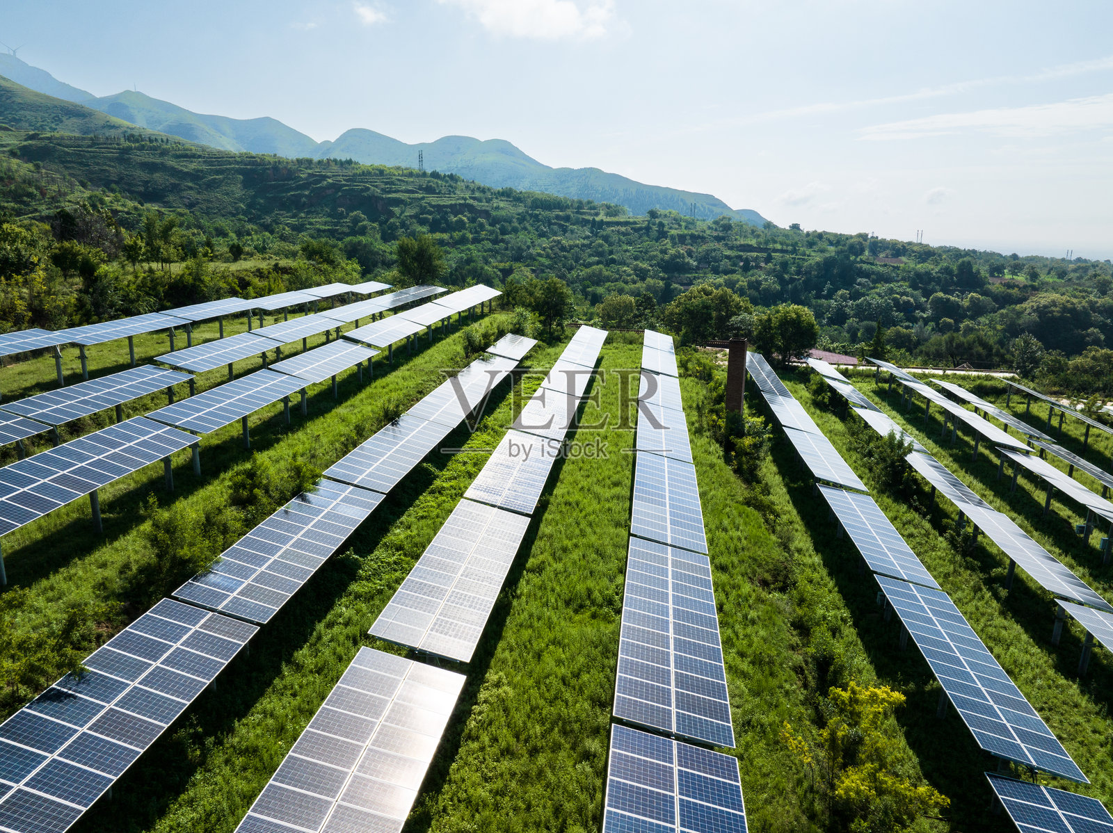 山上光伏太阳能电池板照片摄影图片