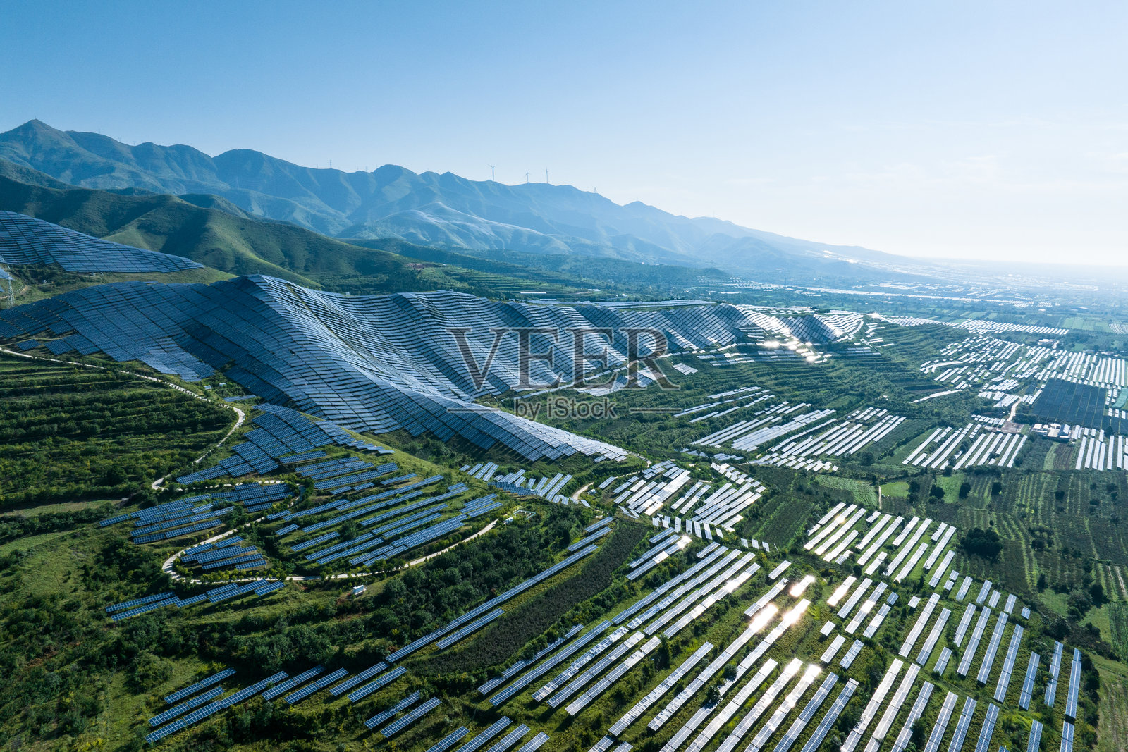 山上光伏太阳能电池板照片摄影图片