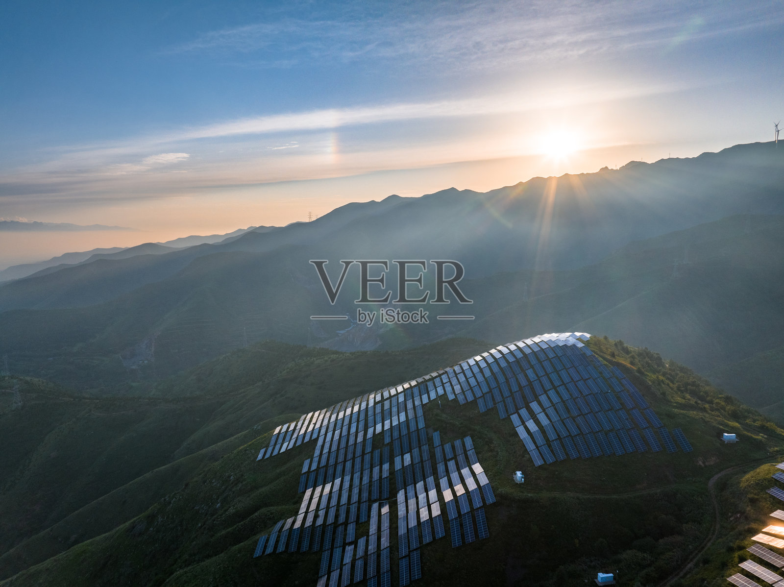 航拍山上光伏太阳能电池板照片摄影图片