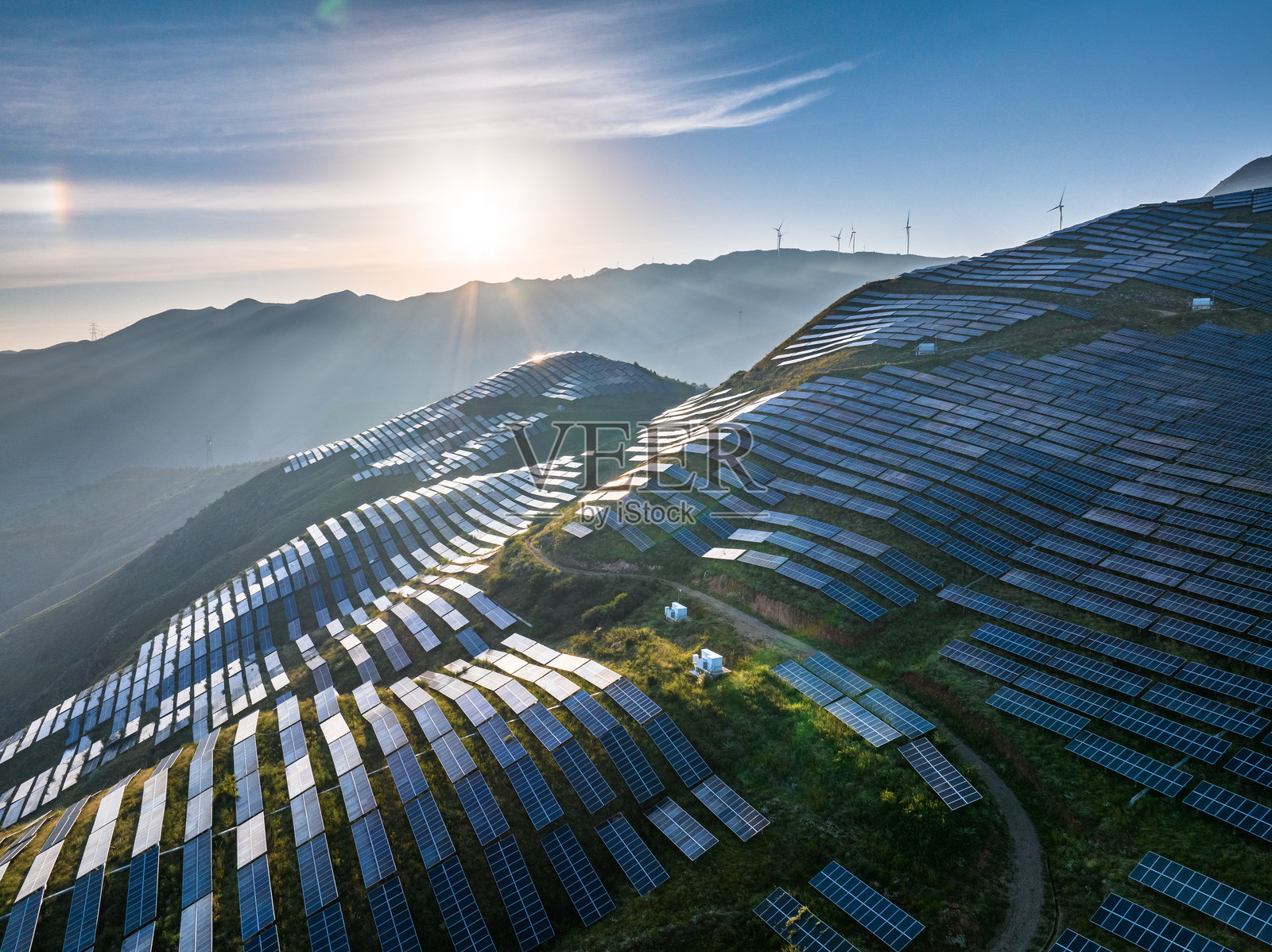航拍山上光伏太阳能电池板照片摄影图片