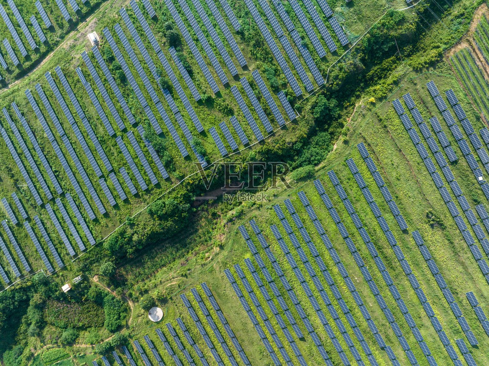 山上光伏太阳能电池板照片摄影图片