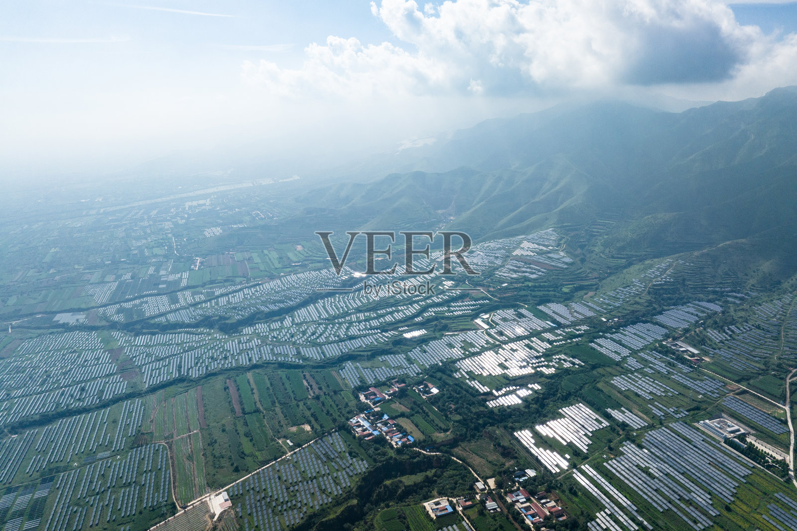 山上光伏太阳能电池板照片摄影图片