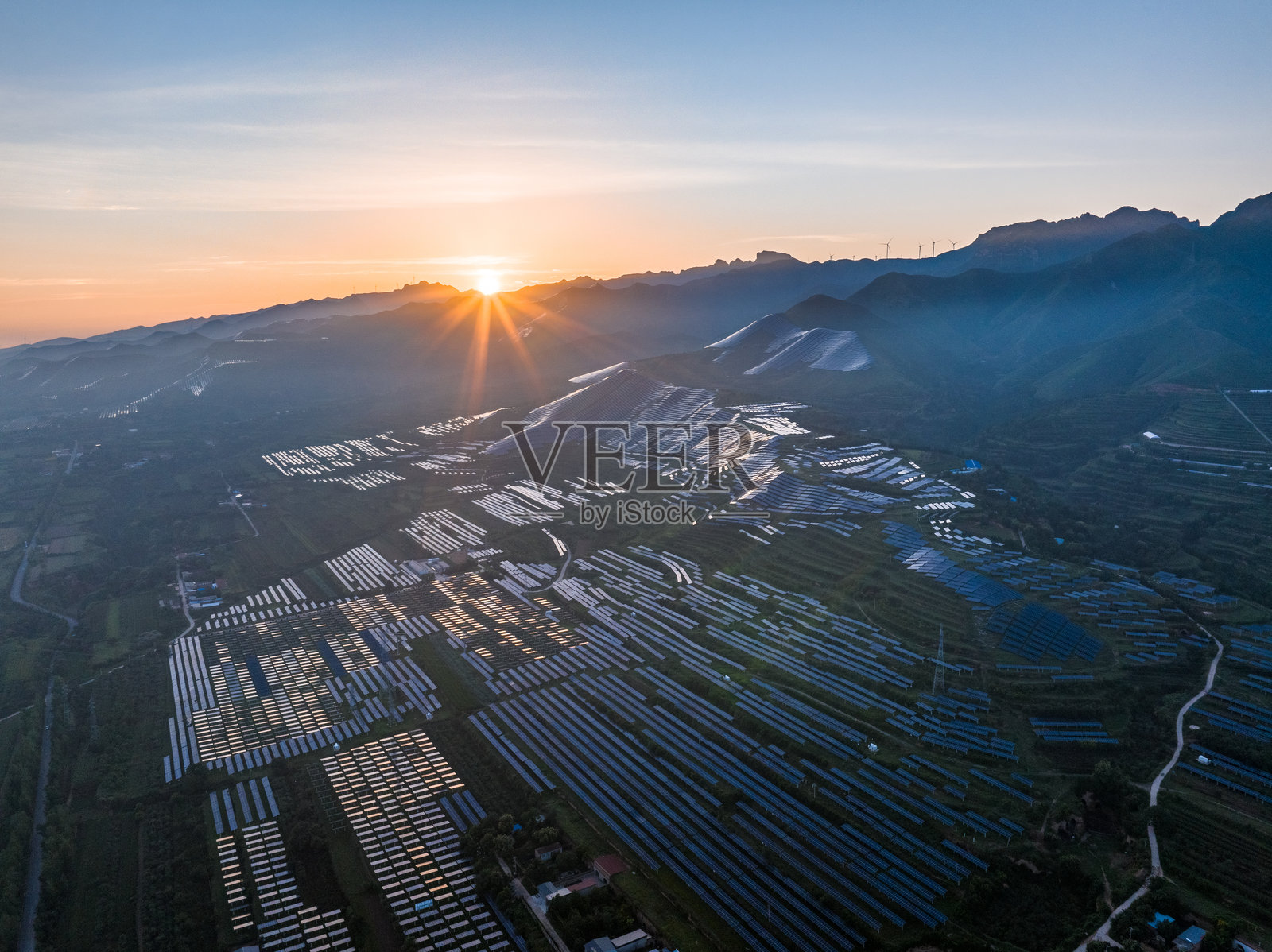 航拍山上光伏太阳能电池板照片摄影图片