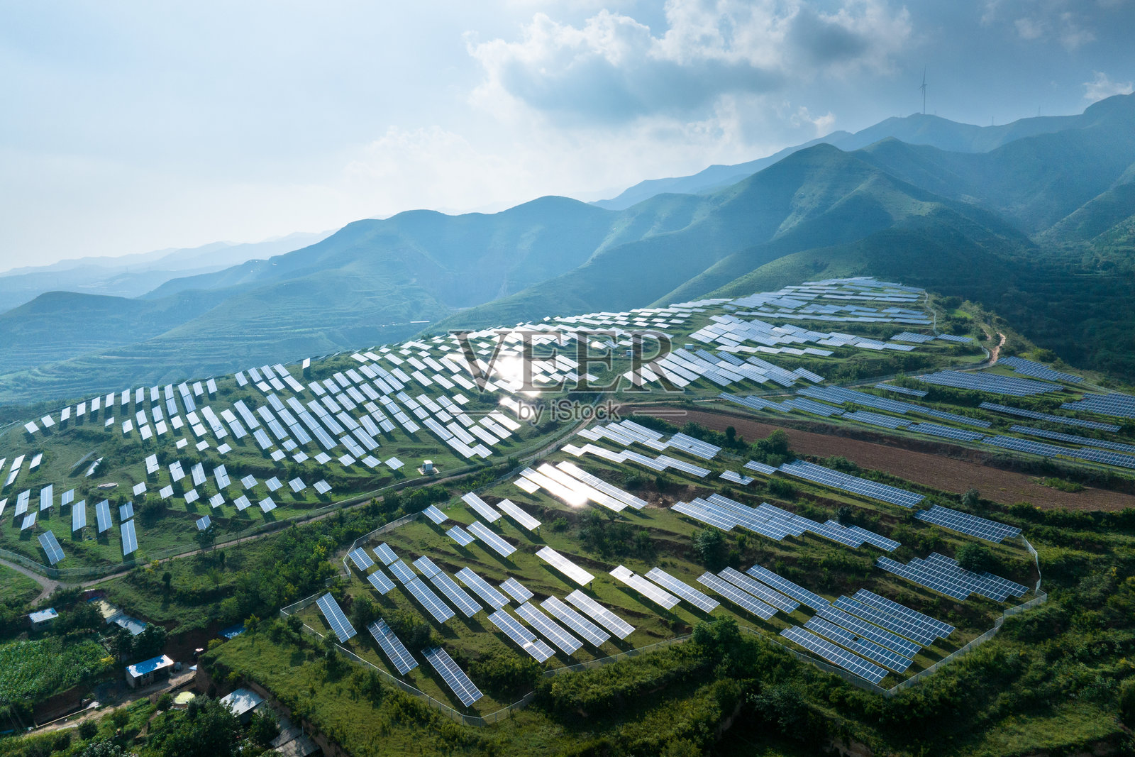 山上光伏太阳能电池板照片摄影图片