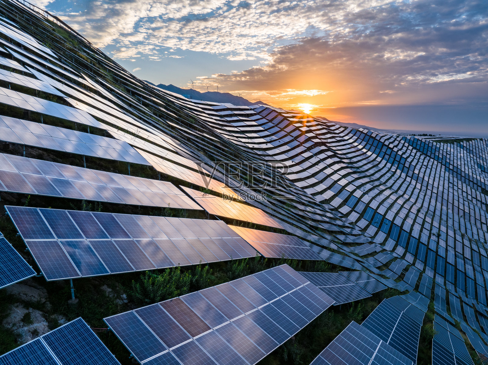 山上光伏太阳能电池板照片摄影图片