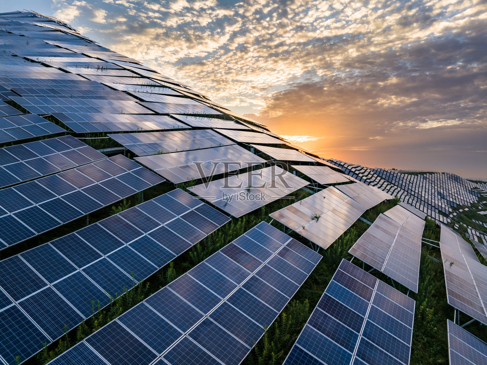 山上光伏太阳能电池板照片摄影图片