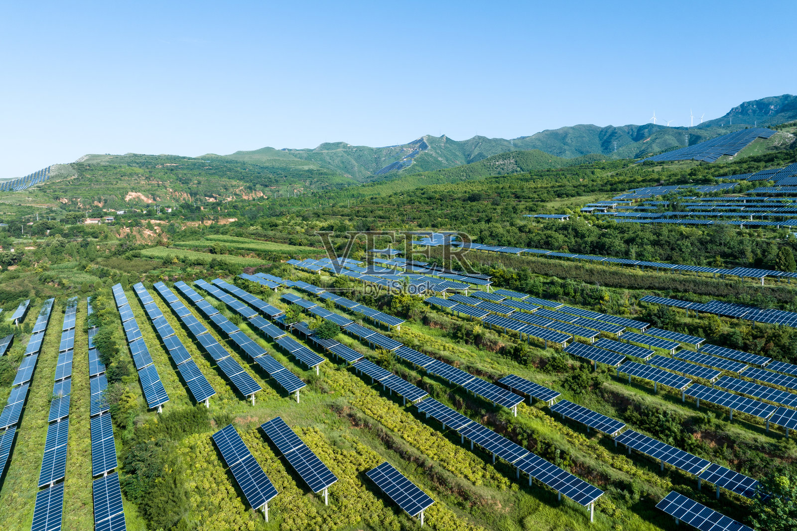 山上光伏太阳能电池板照片摄影图片