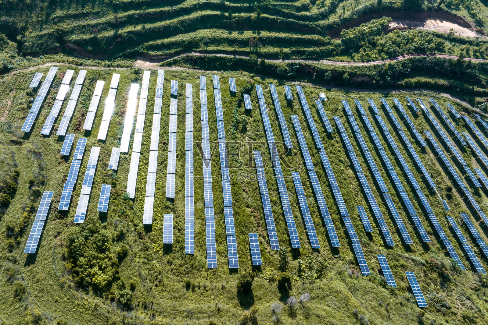 山上光伏太阳能电池板照片摄影图片