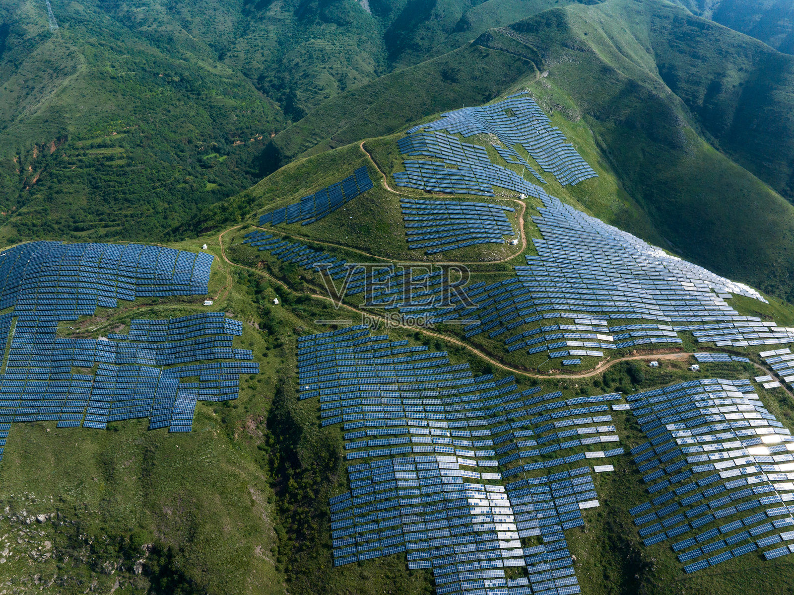 山上光伏太阳能电池板照片摄影图片