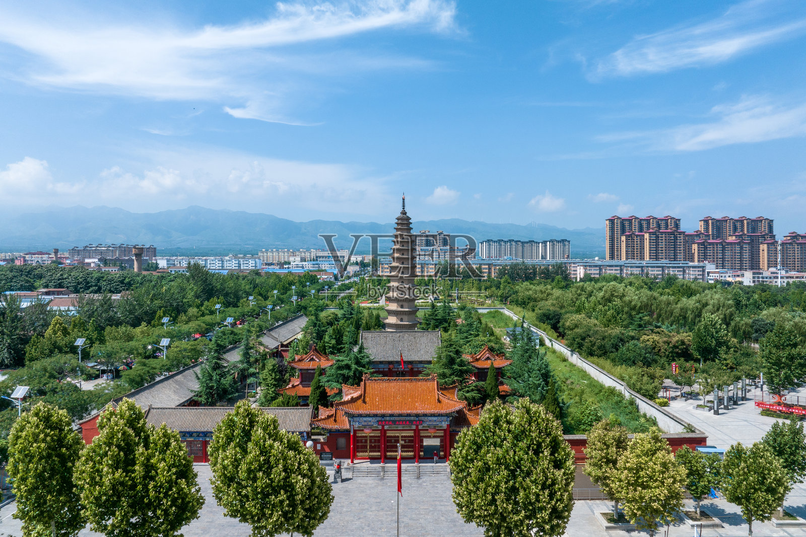 航拍蓝天白云下山西芮城古塔照片摄影图片