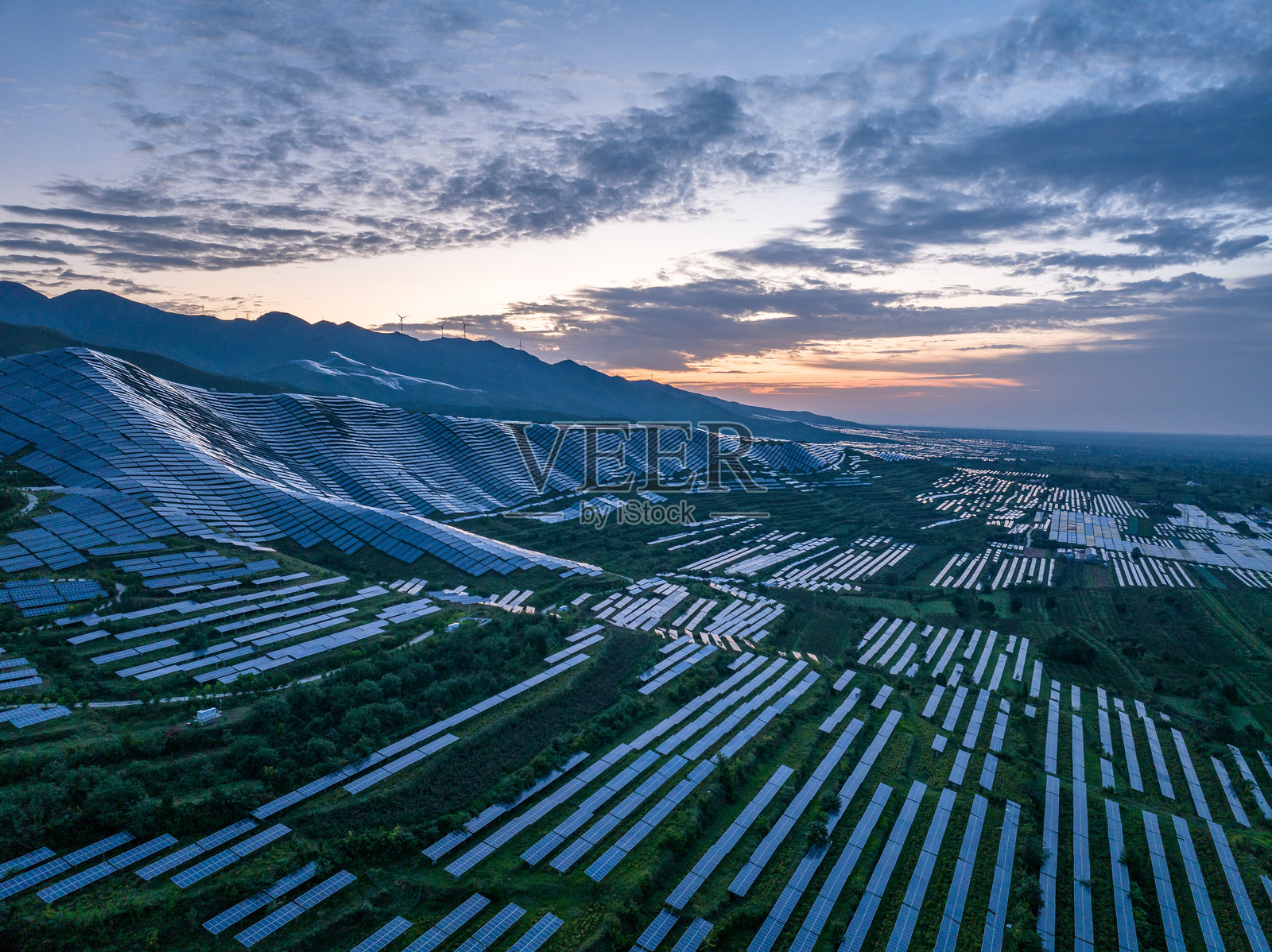 山上光伏太阳能电池板照片摄影图片