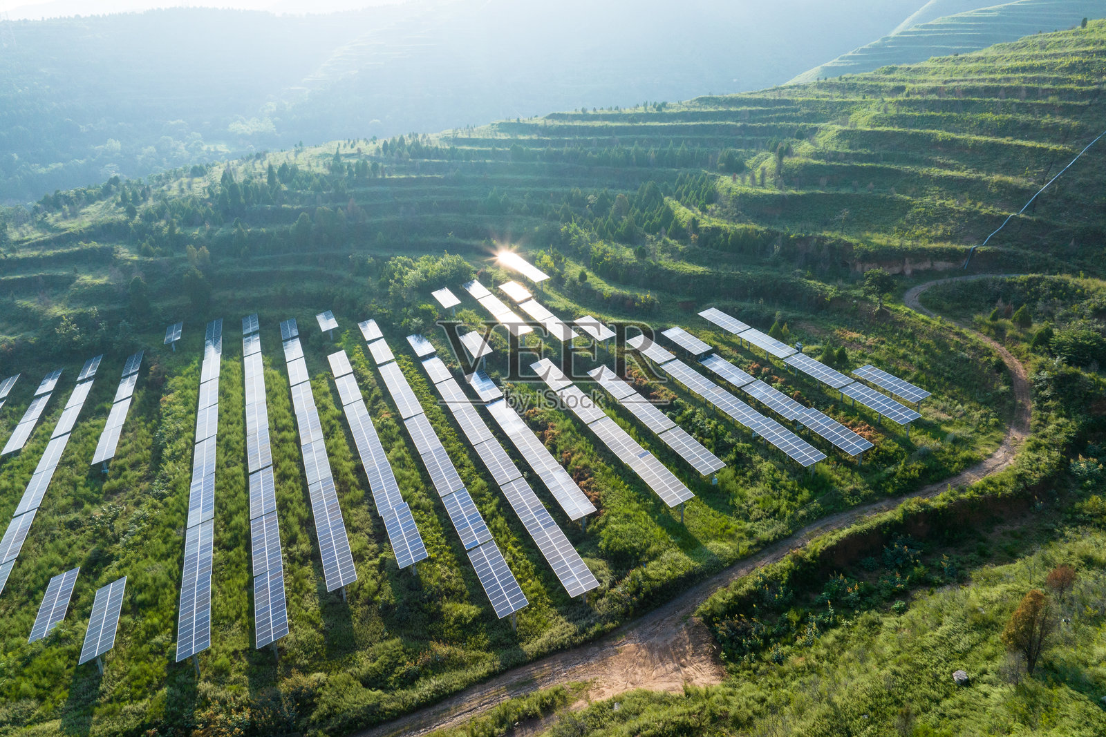 航拍山上光伏太阳能电池板照片摄影图片