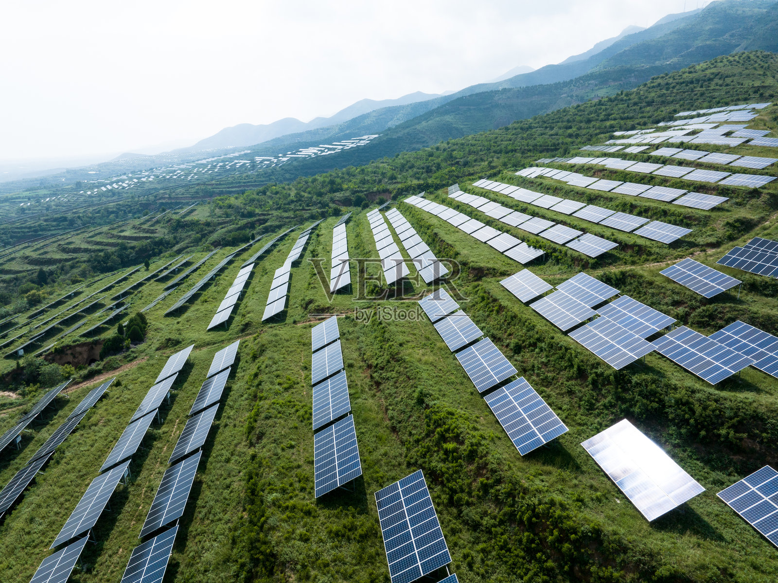 山上光伏太阳能电池板照片摄影图片