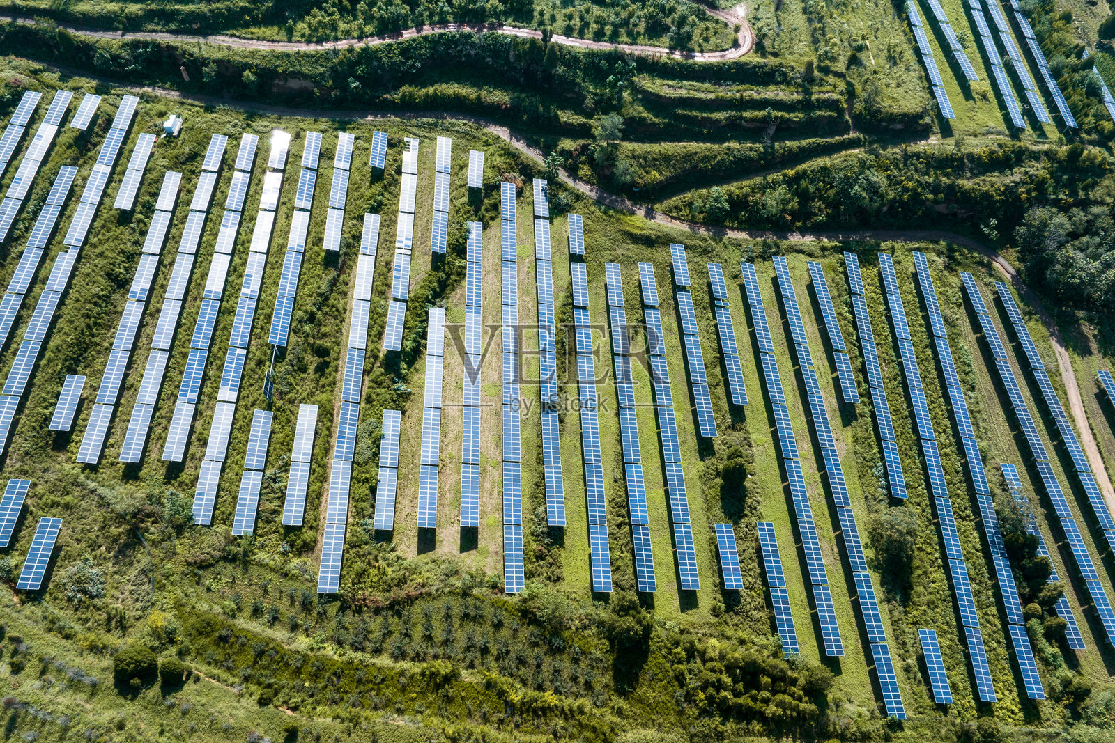 山上光伏太阳能电池板照片摄影图片