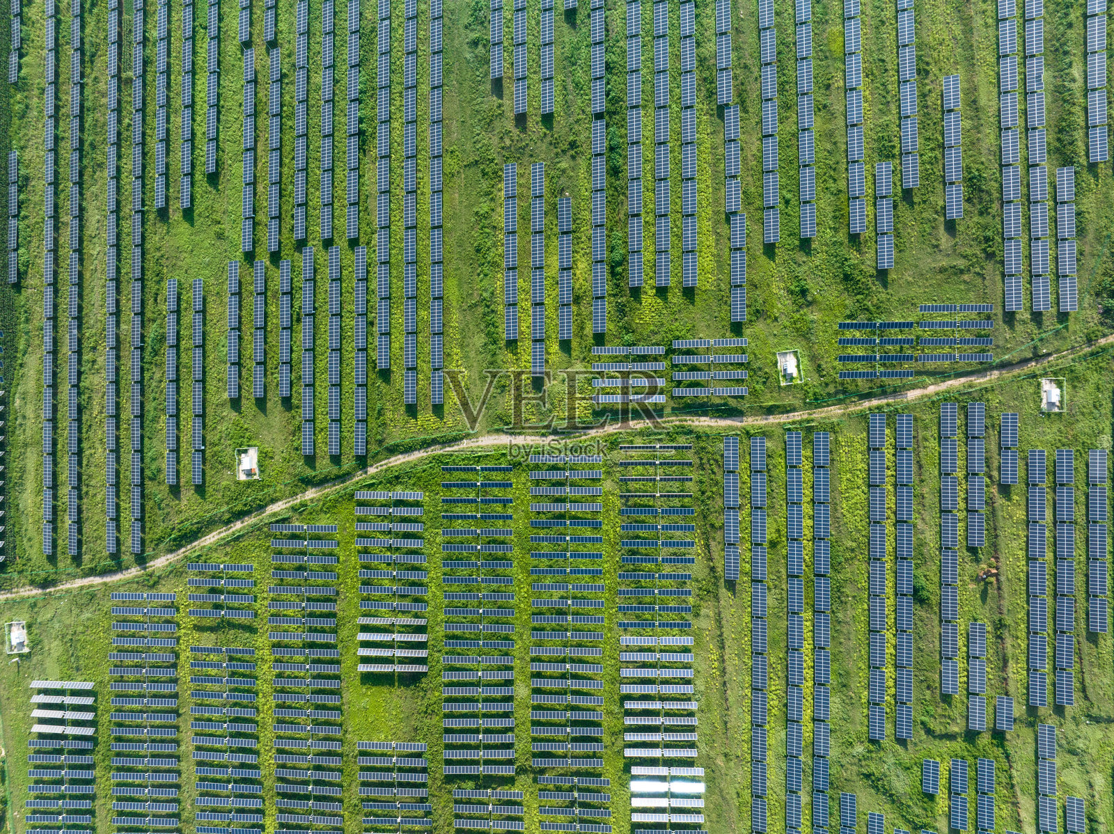 山上光伏太阳能电池板照片摄影图片