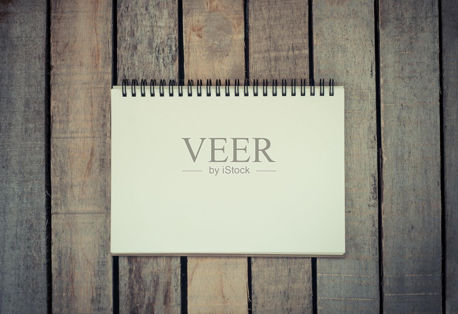 从上方直接拍摄的空白书本放在桌子上照片摄影图片