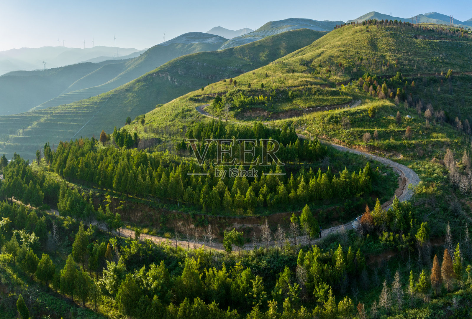航拍清晨雾中的青山照片摄影图片