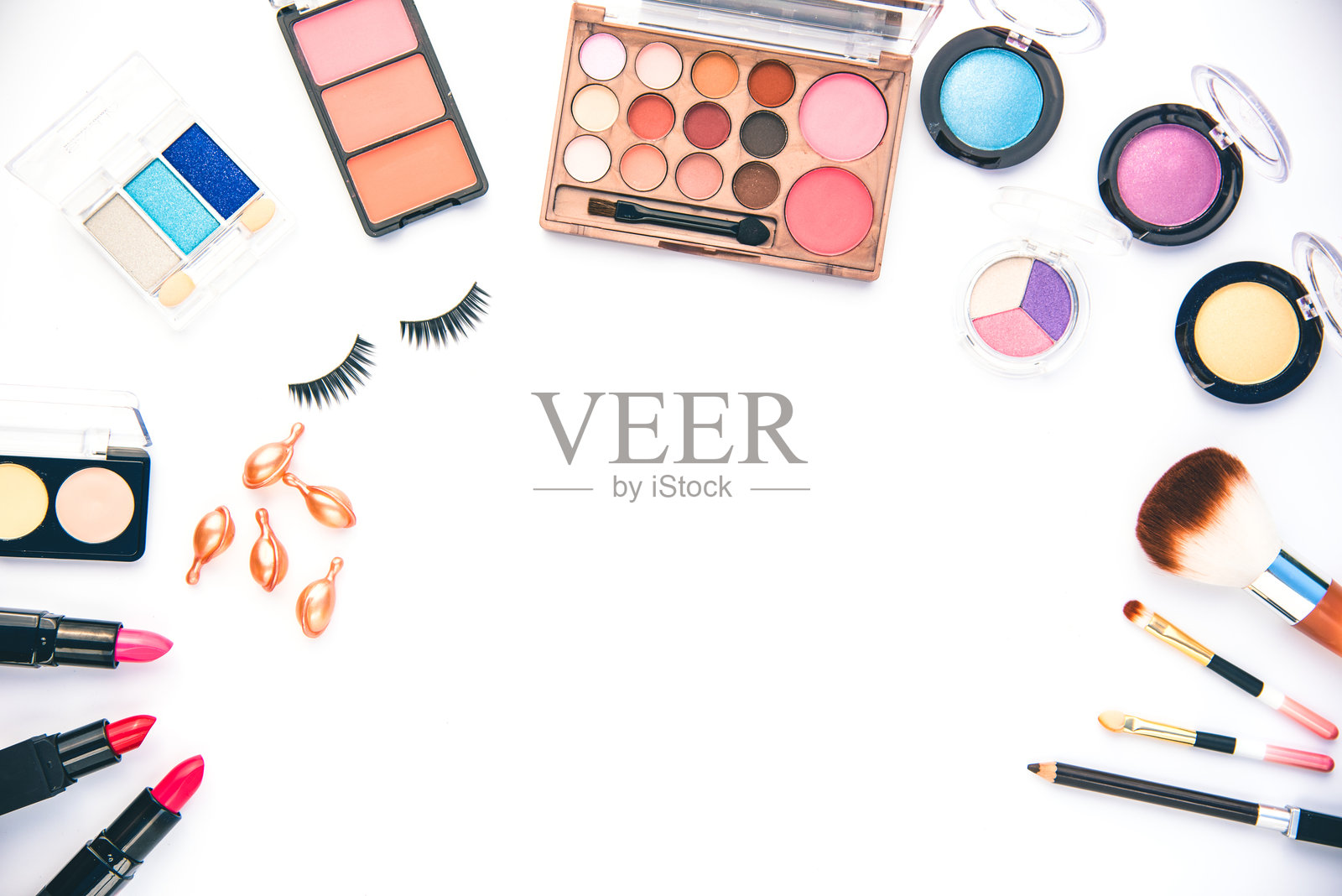 白色背景上各种美容产品的俯视图照片摄影图片