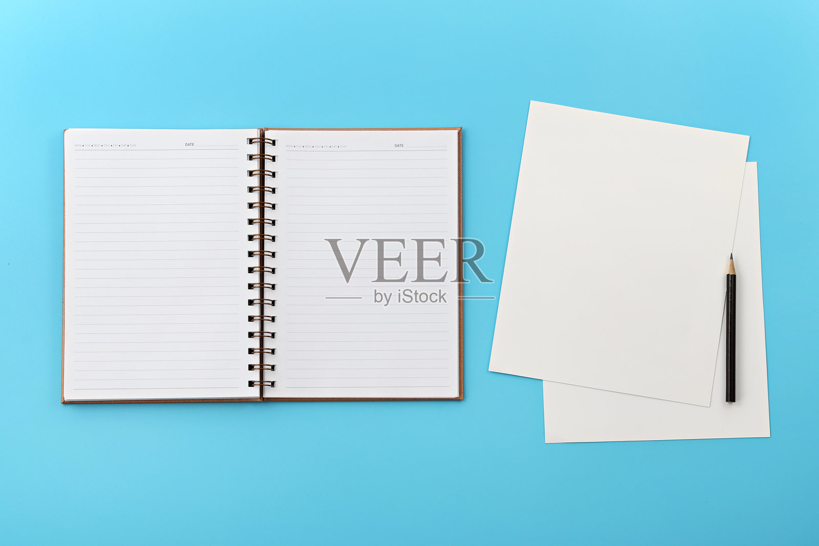 蓝色背景上的书籍照片摄影图片