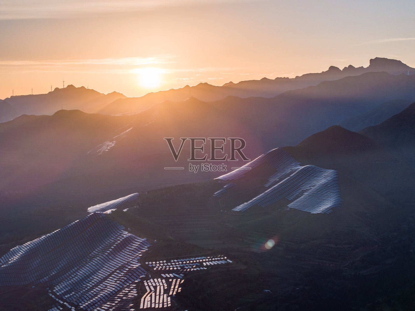 航拍山上光伏太阳能电池板照片摄影图片