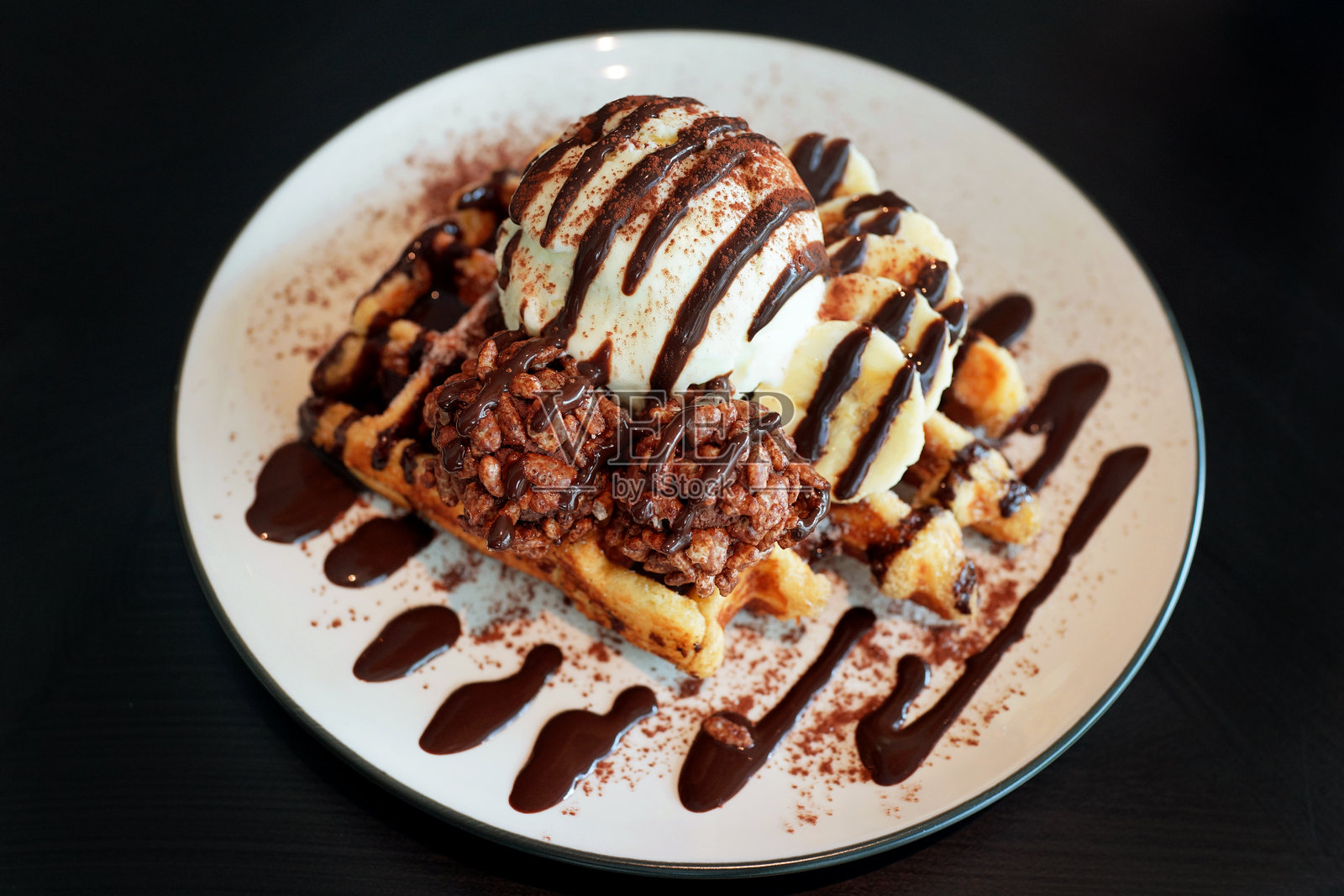 盘子里桌上的甜点特写照片摄影图片