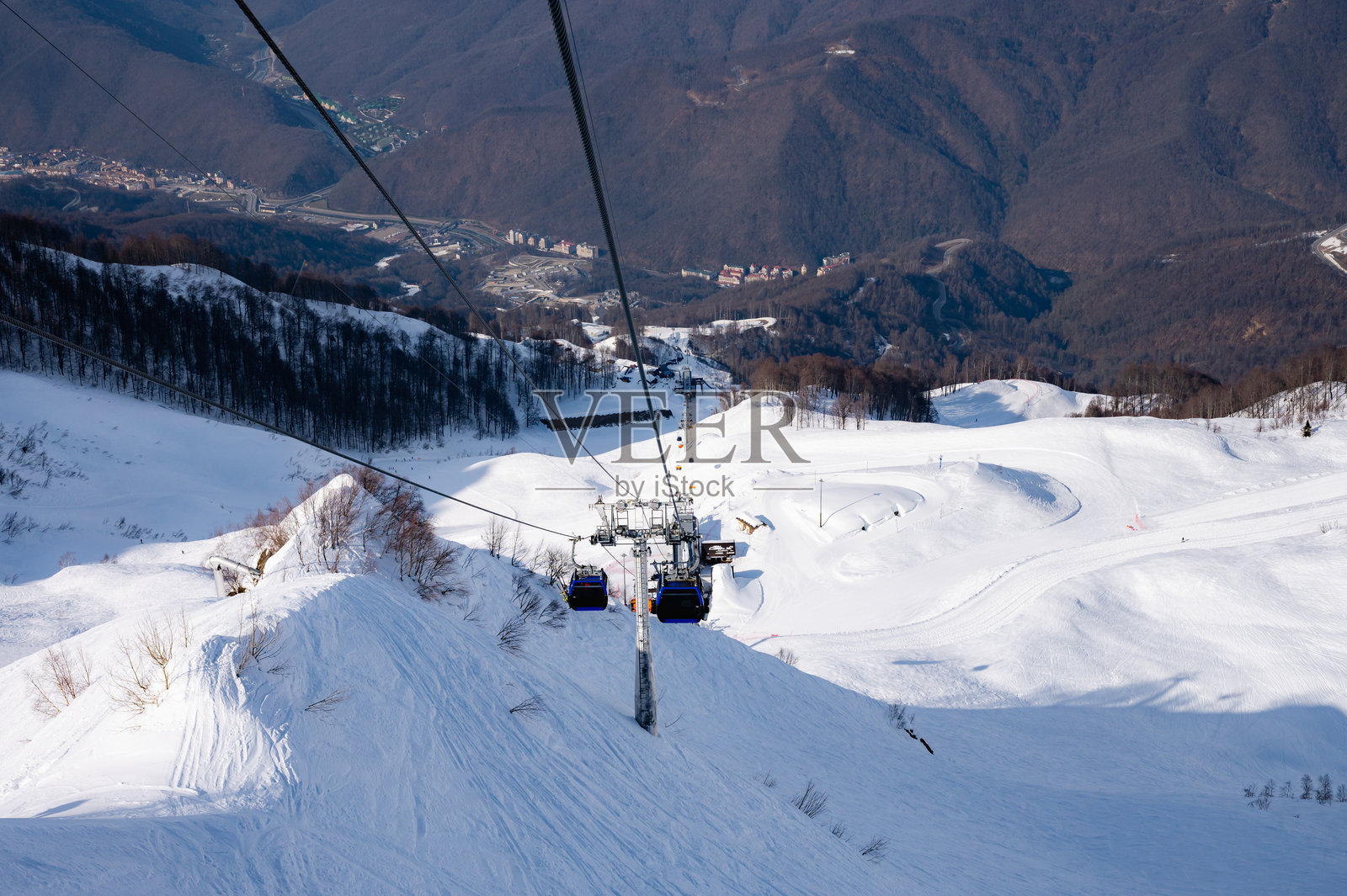 一座滑雪缆车沿着雪山向上行驶照片摄影图片
