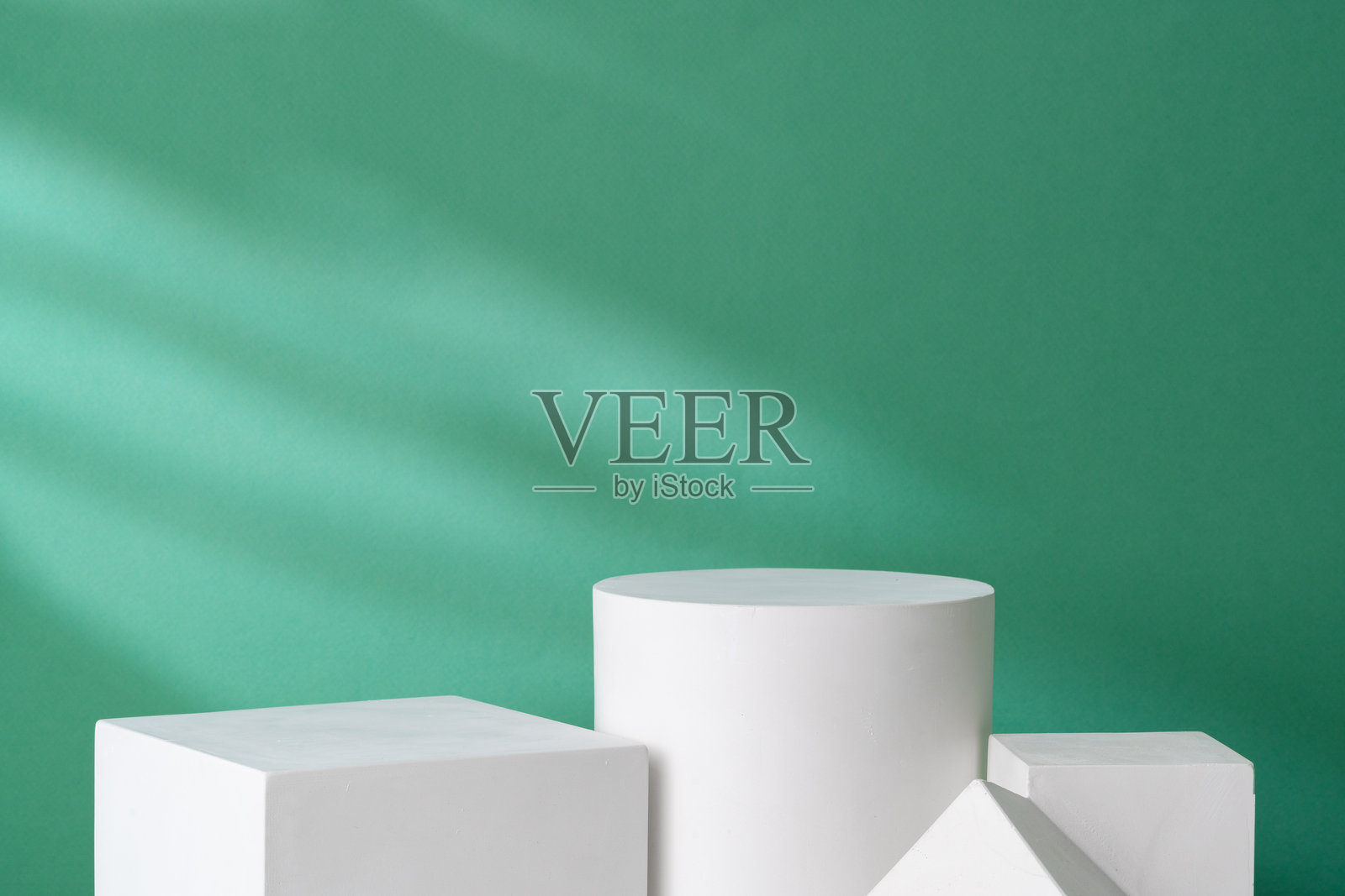 绿色背景上柔和光线下的简单几何形状照片摄影图片